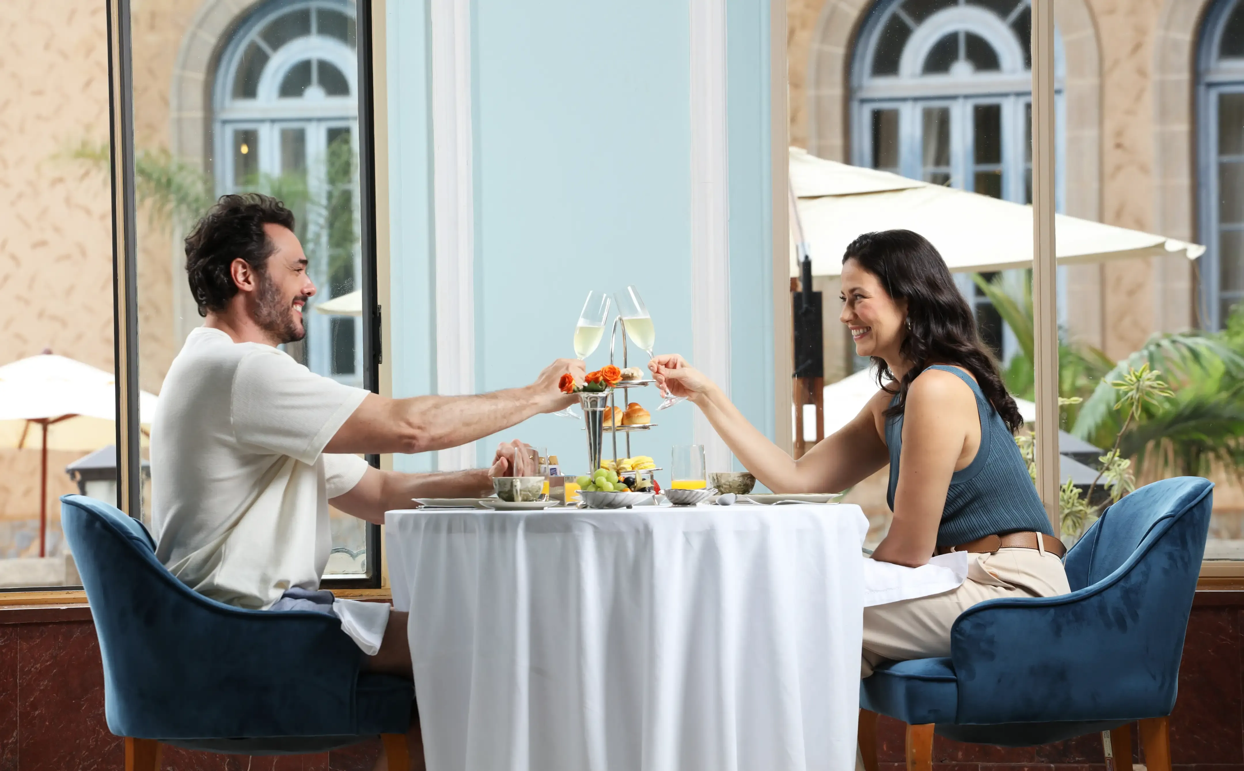 casal brindando