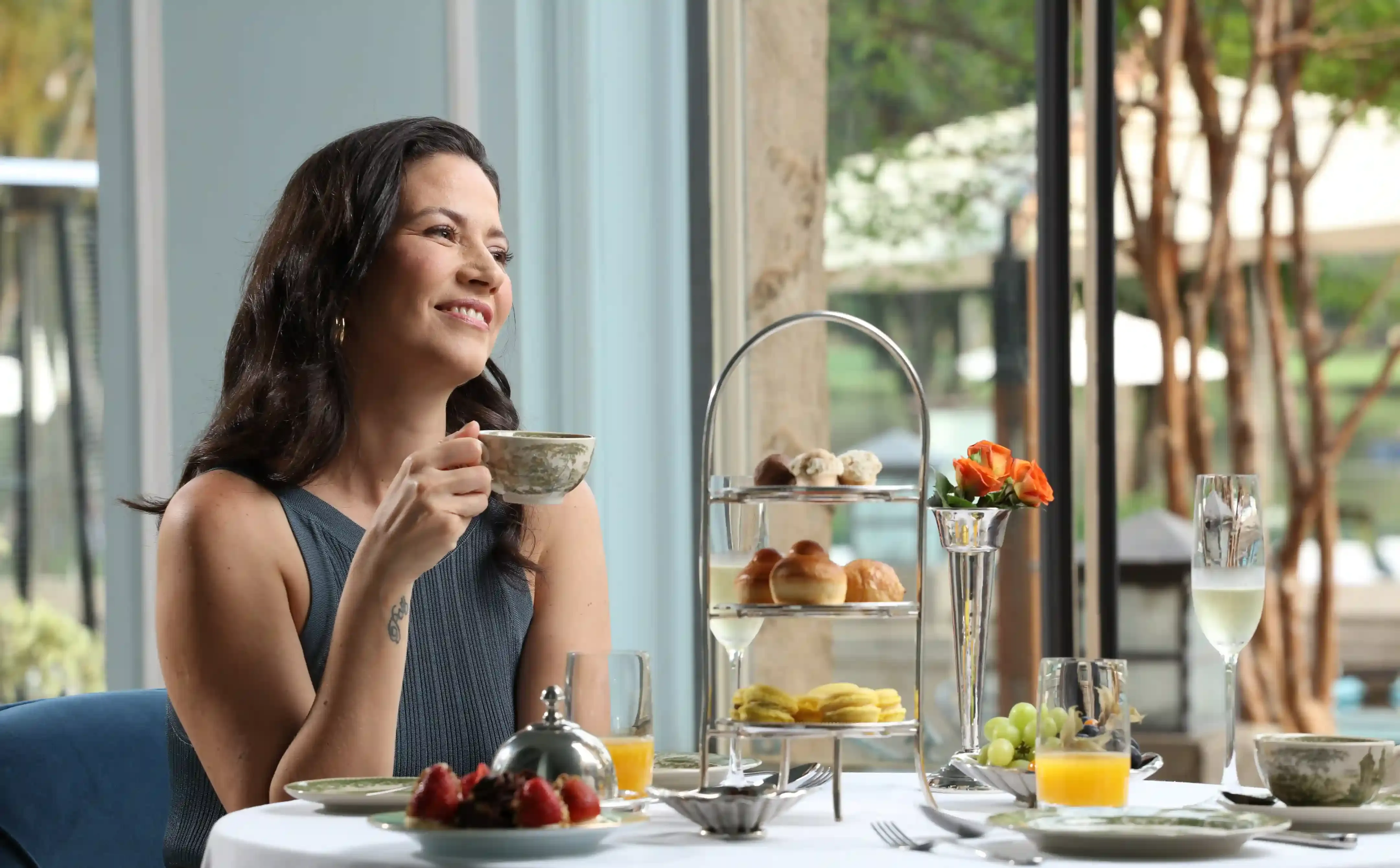 moça tomando chá e admirando a vista