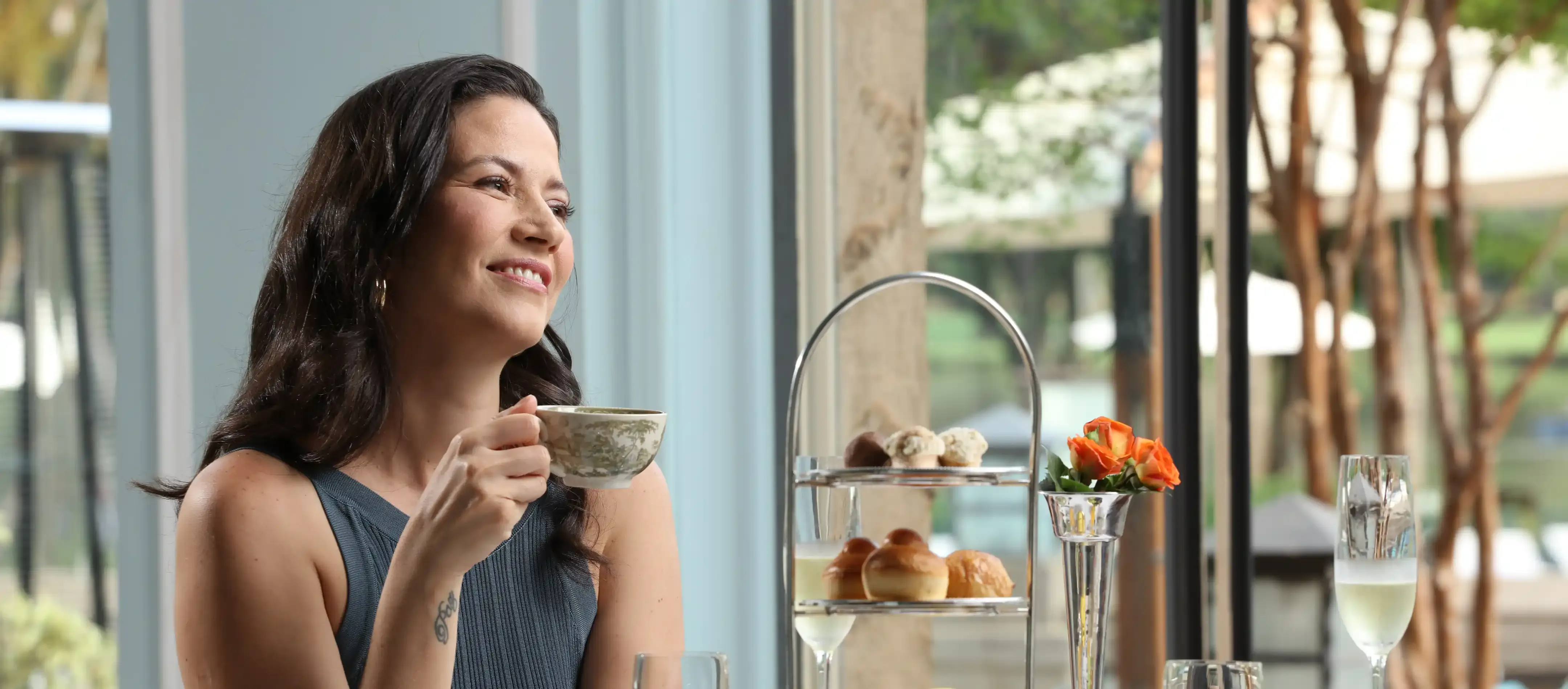 moça tomando chá e admirando a vista