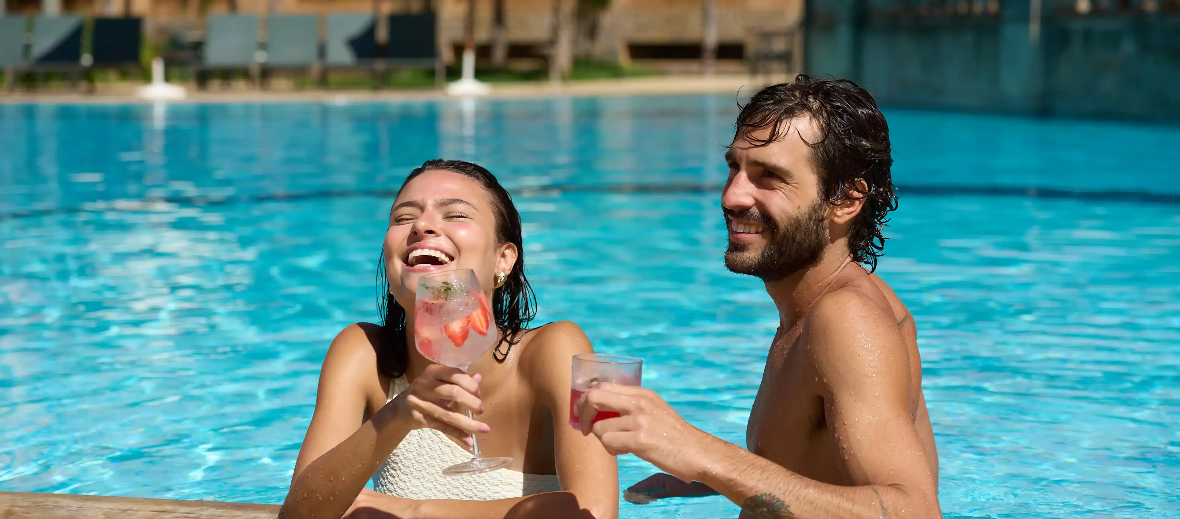 casal feliz na piscina