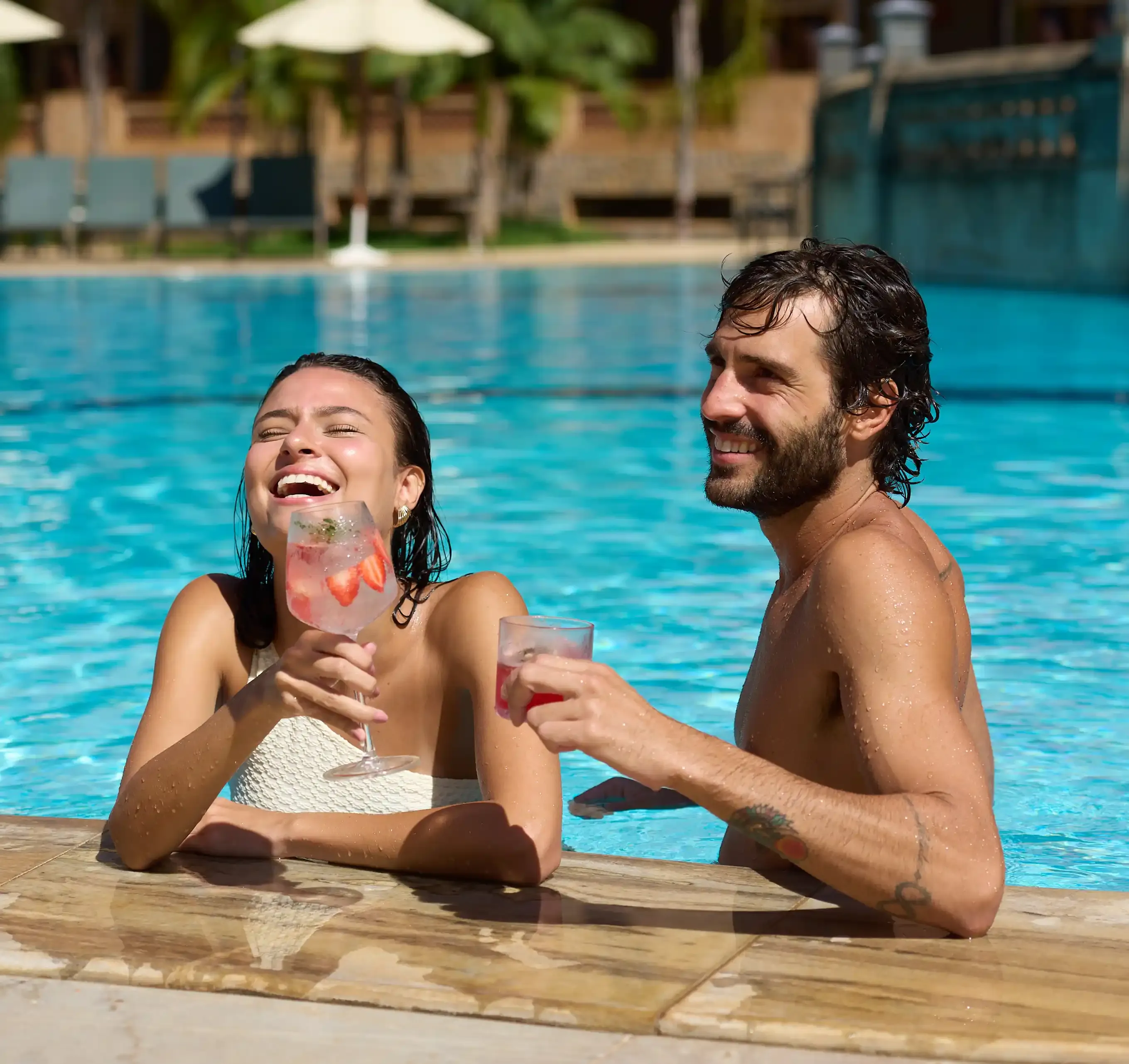 casal feliz na piscina