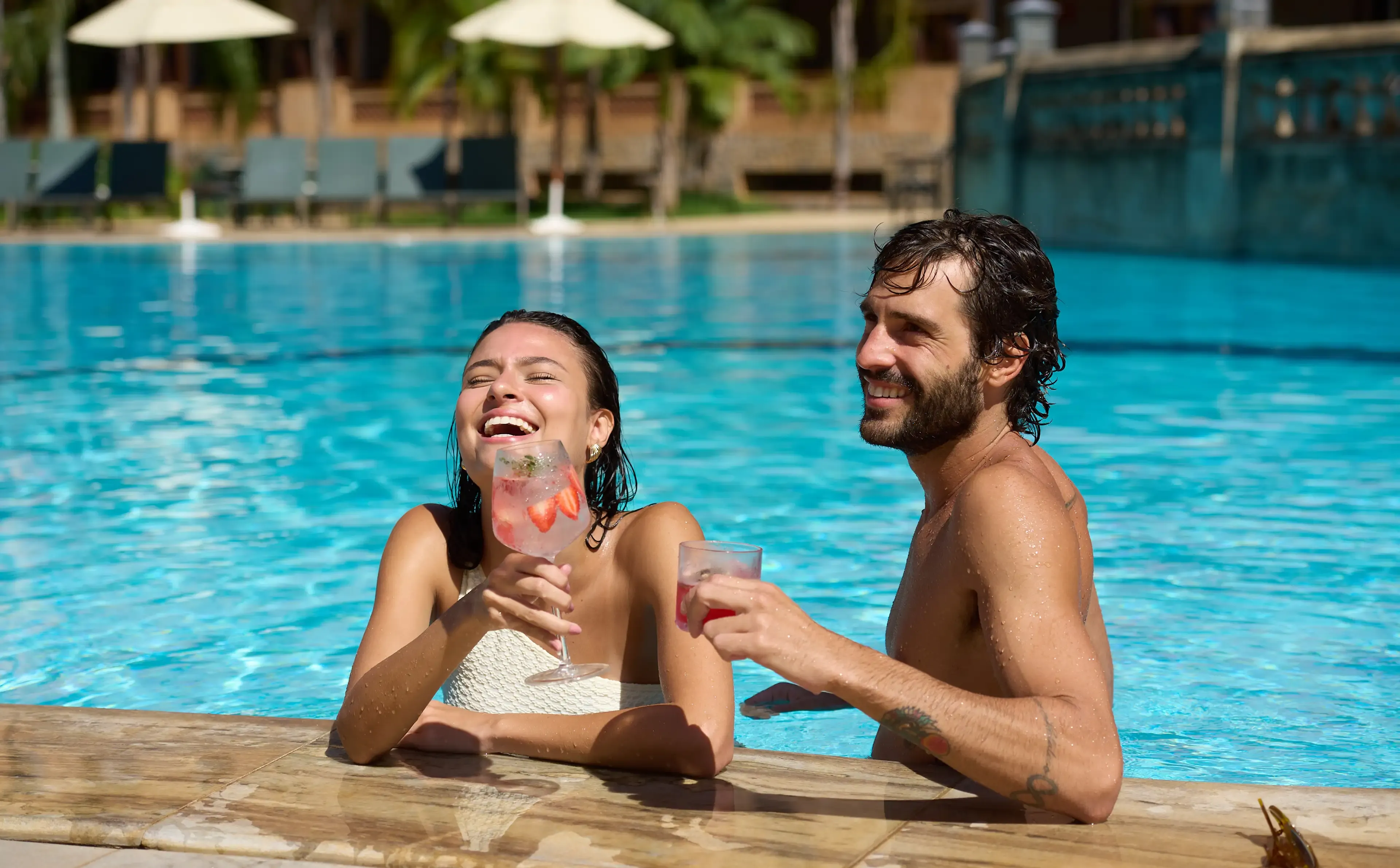 casal feliz na piscina
