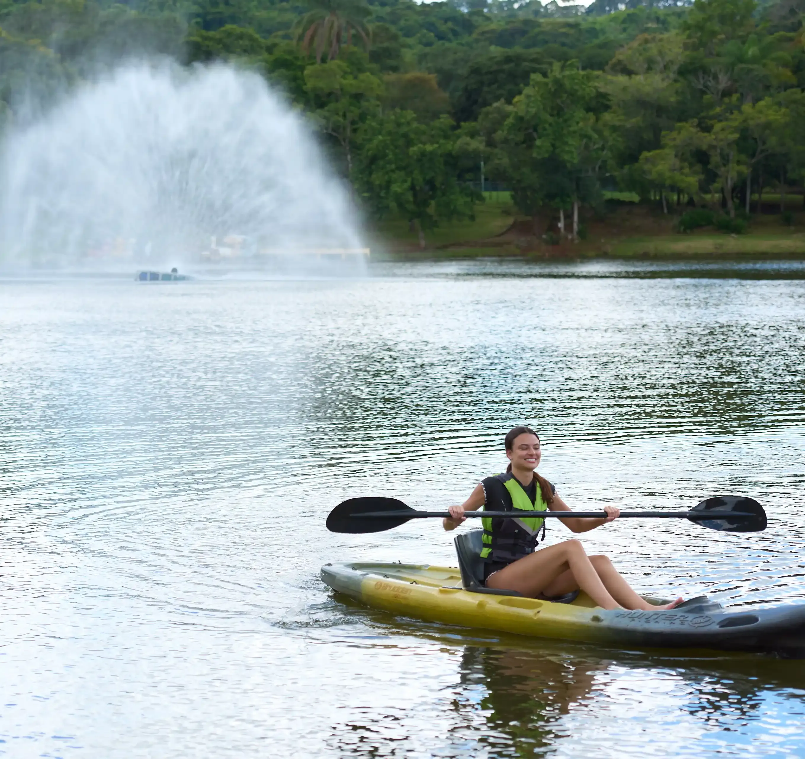 moça remando no lago