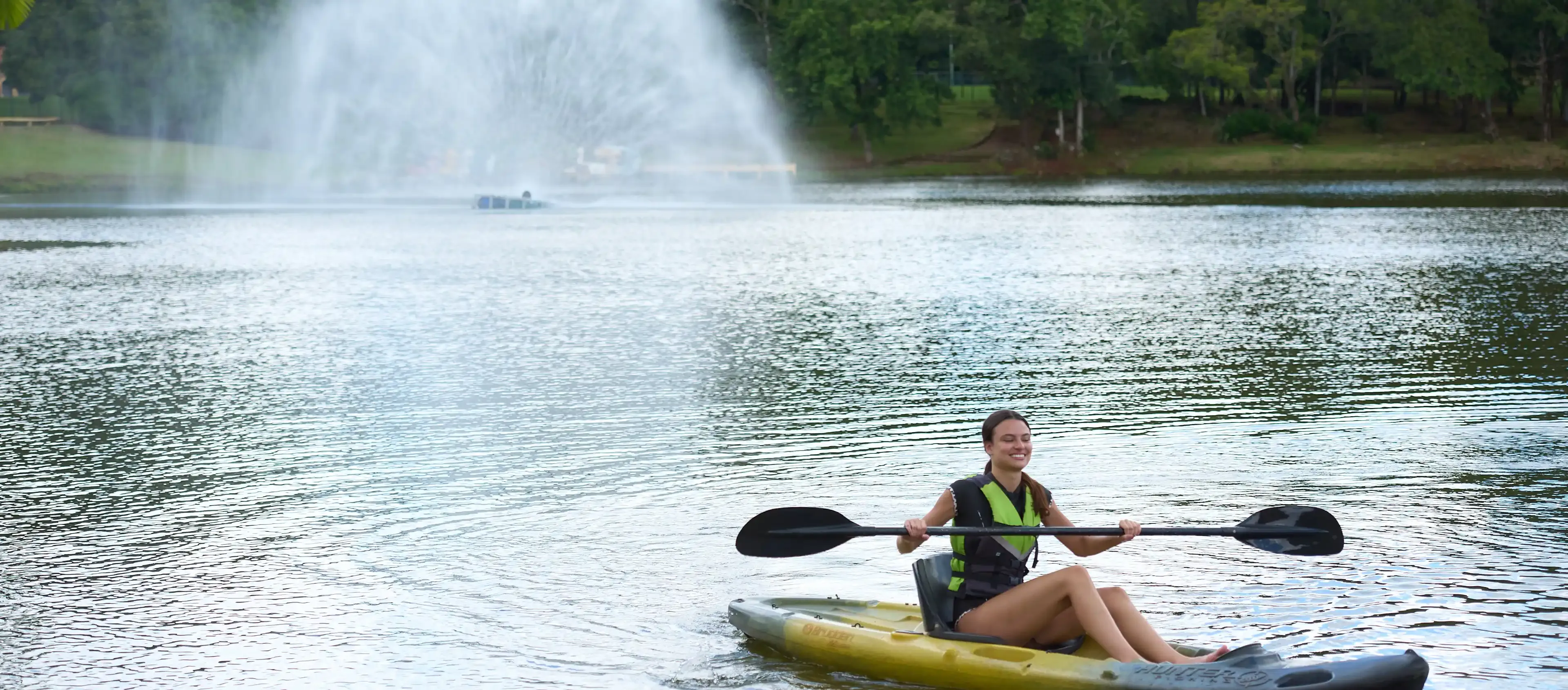 moça remando no lago