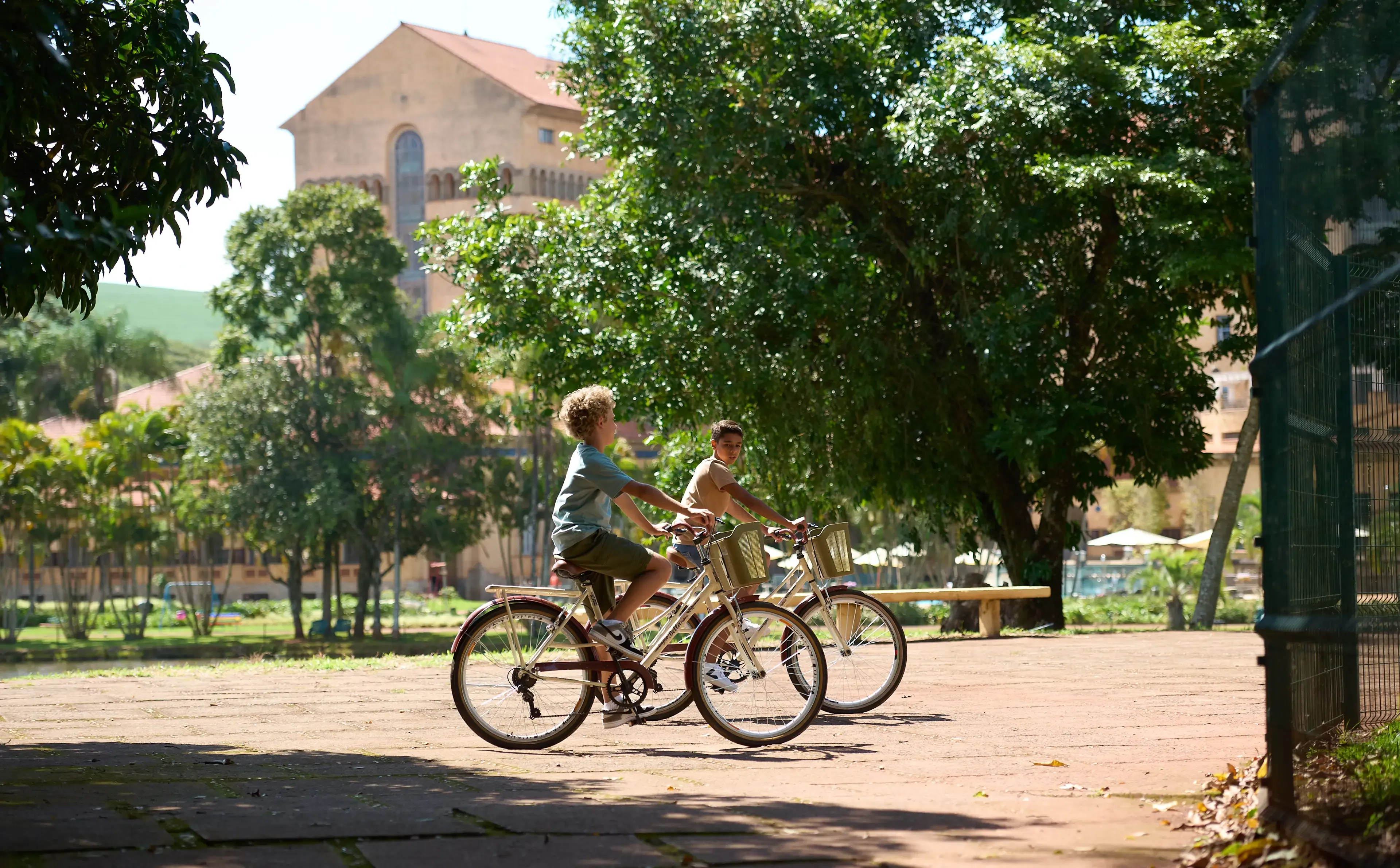 crianças andando de bicicleta