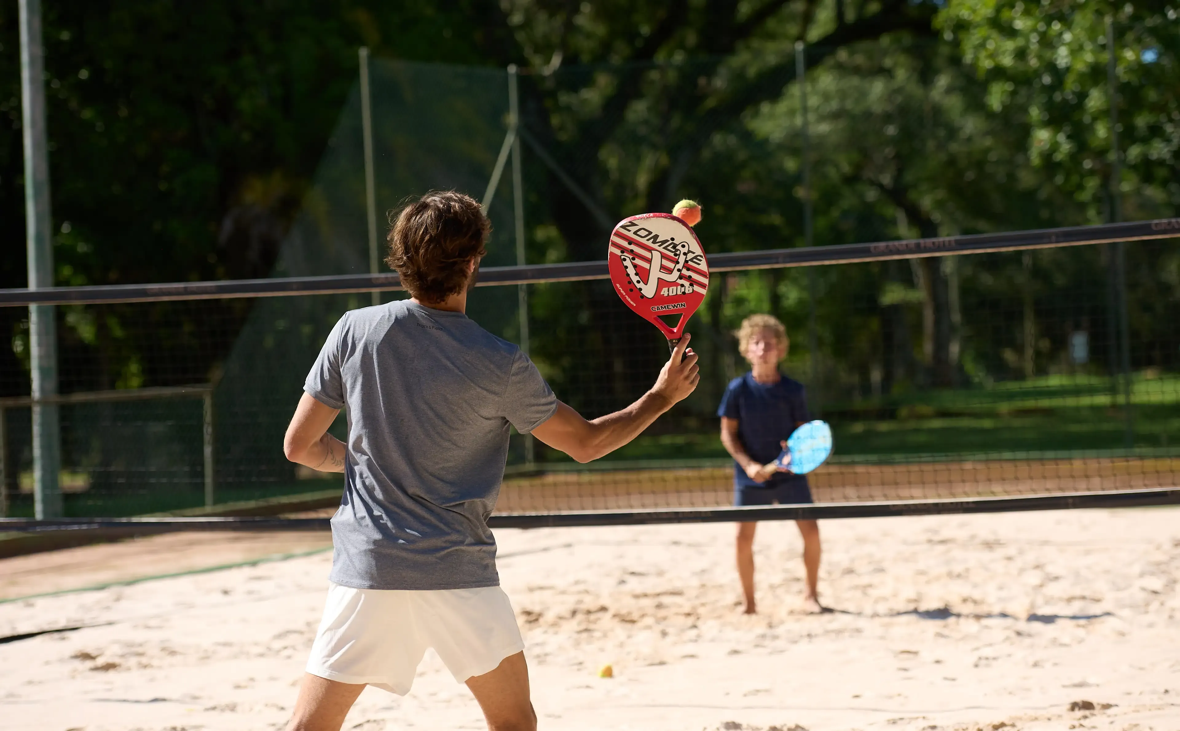 pai e filho praticando tênis