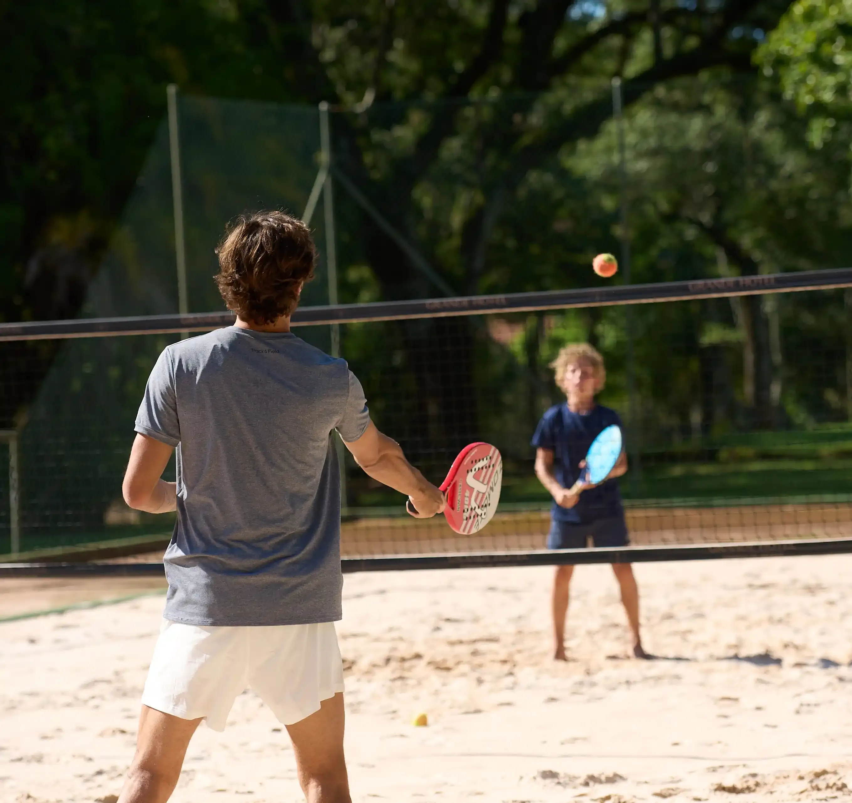 pai e filho praticando tênis