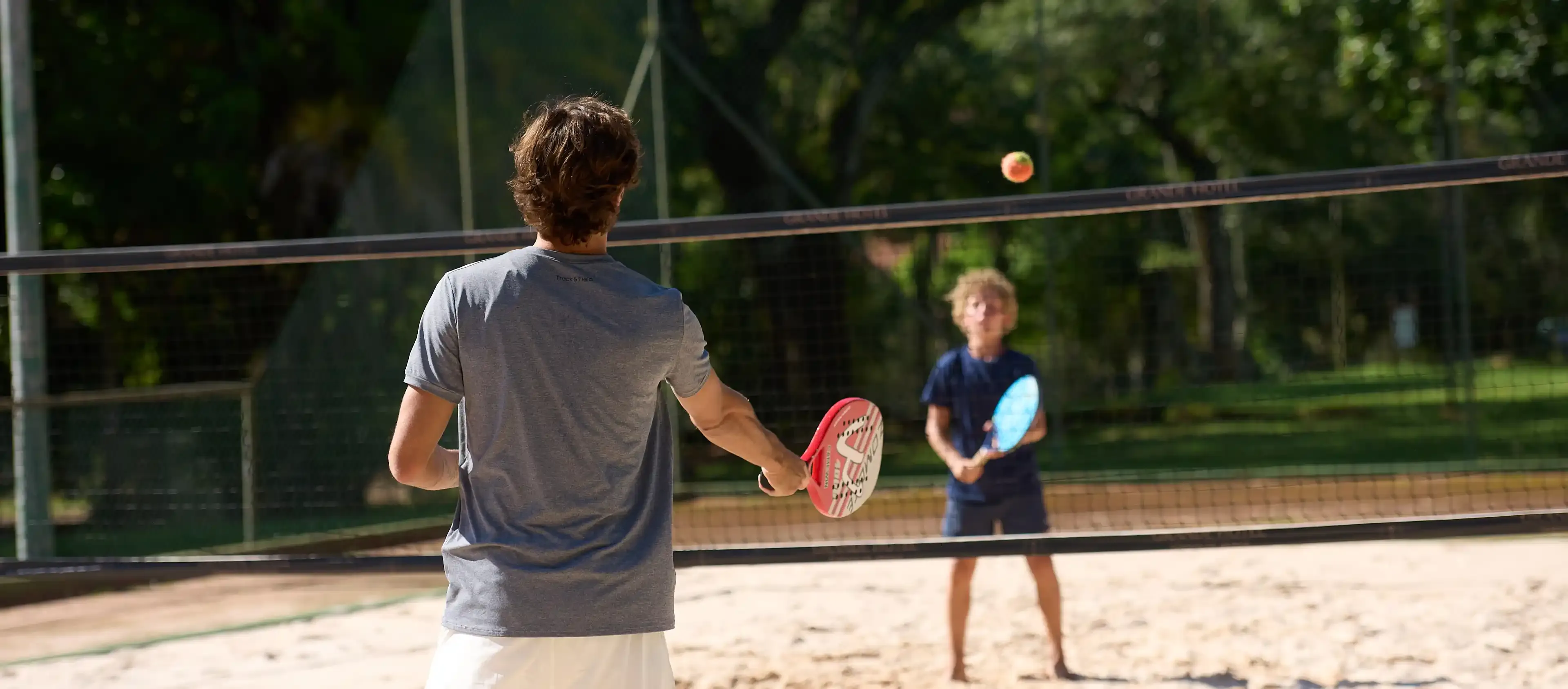 pai e filho praticando tênis