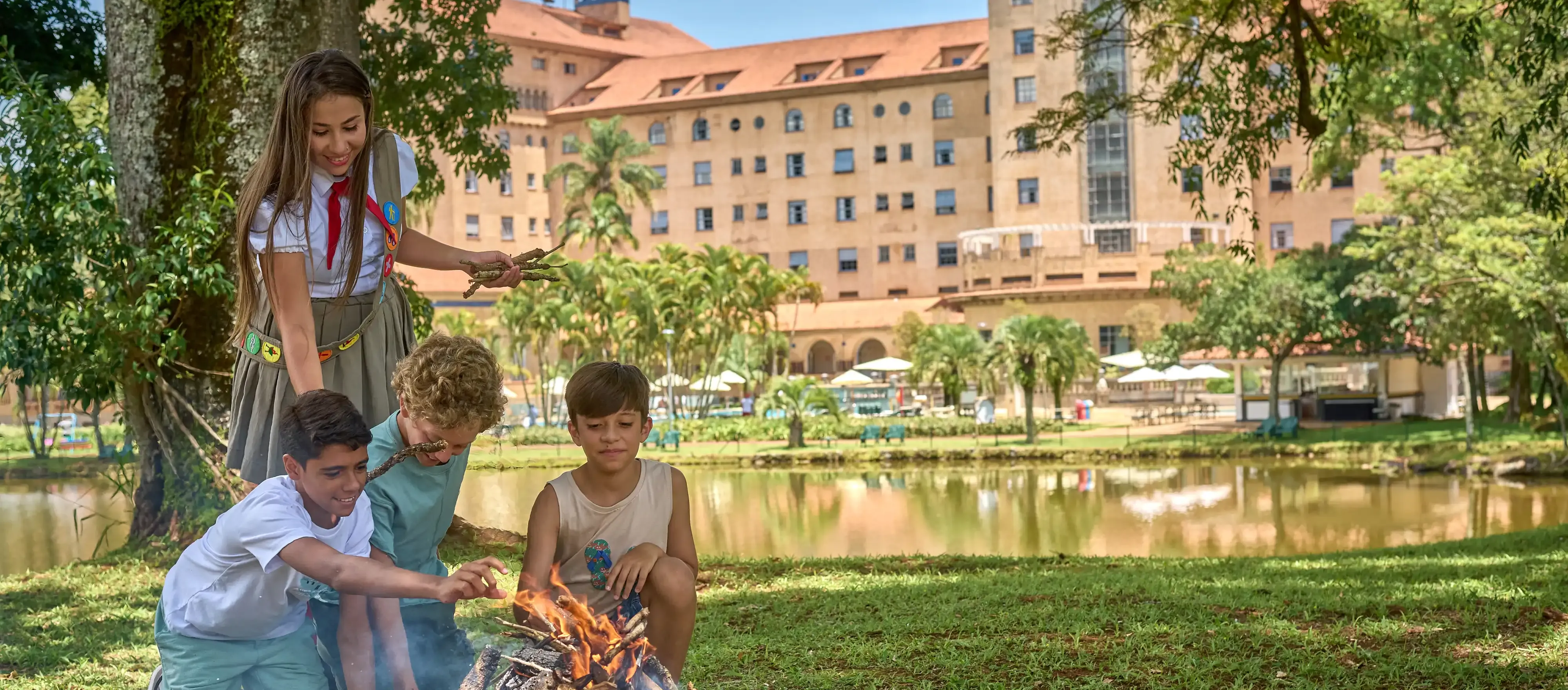 crianças fazendo fogueira com aventureira