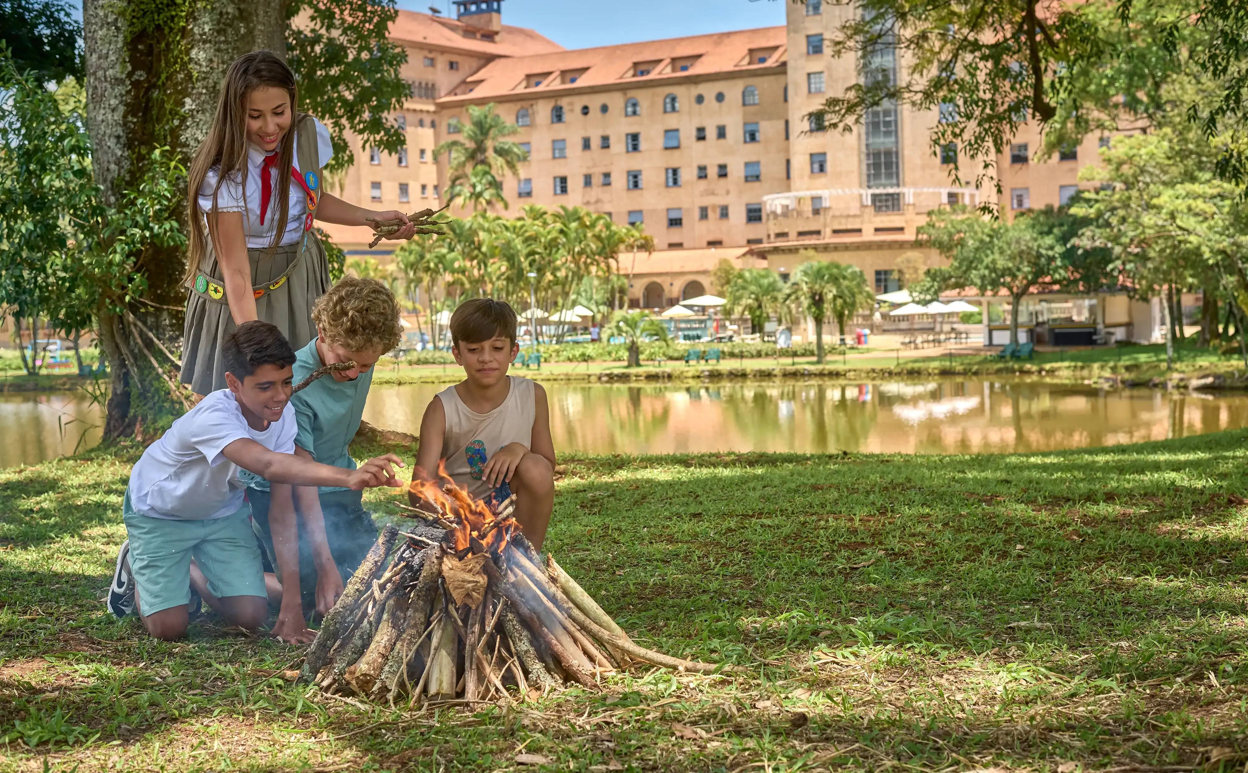 crianças fazendo fogueira com aventureira