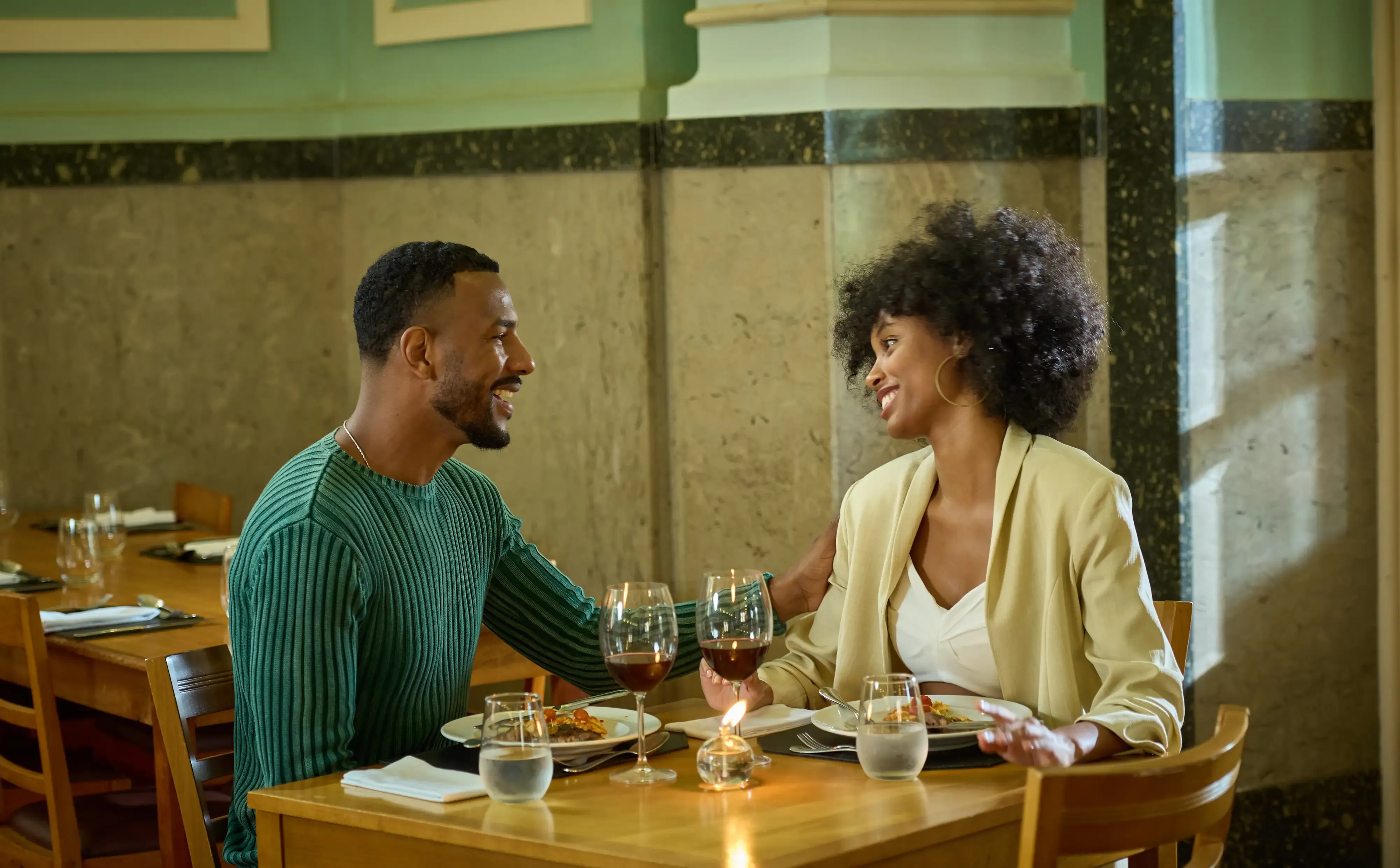 casal brindando na mesa