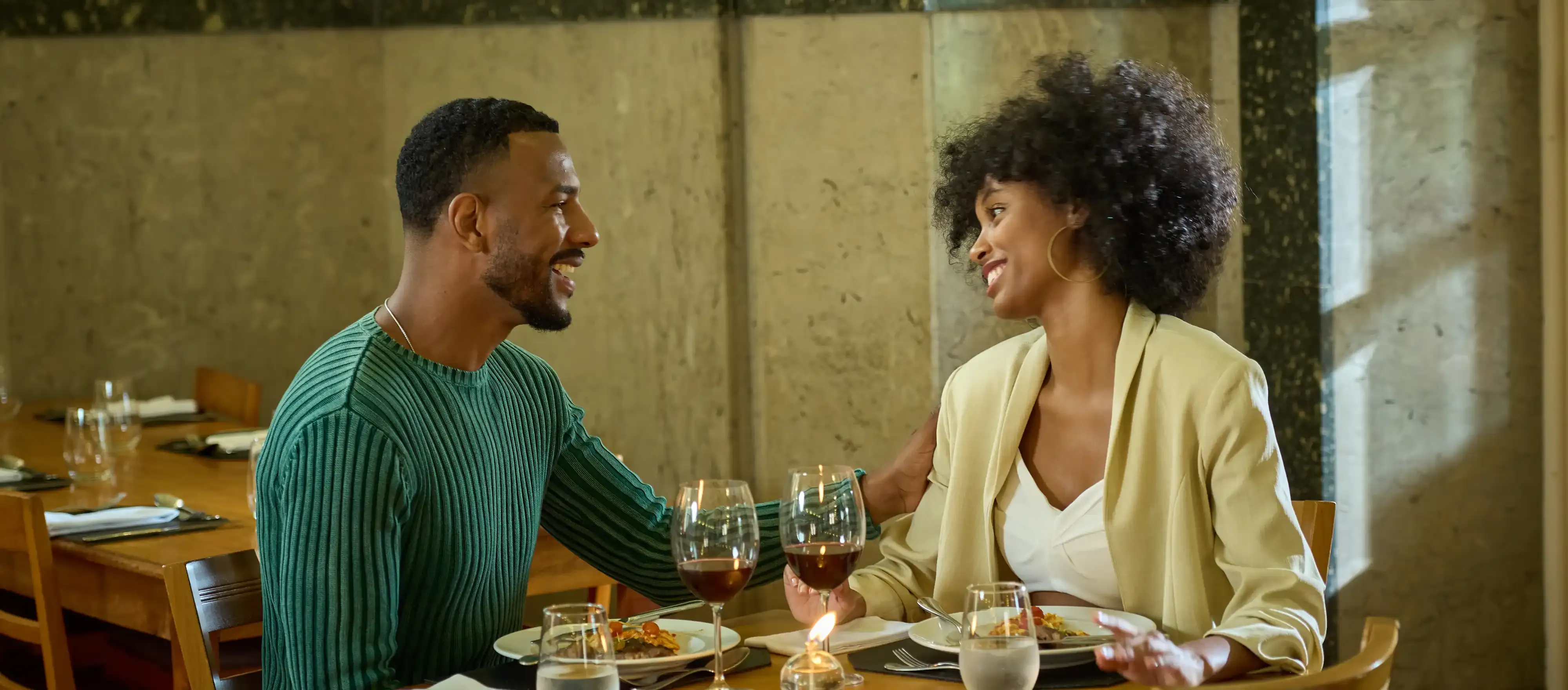 casal brindando na mesa