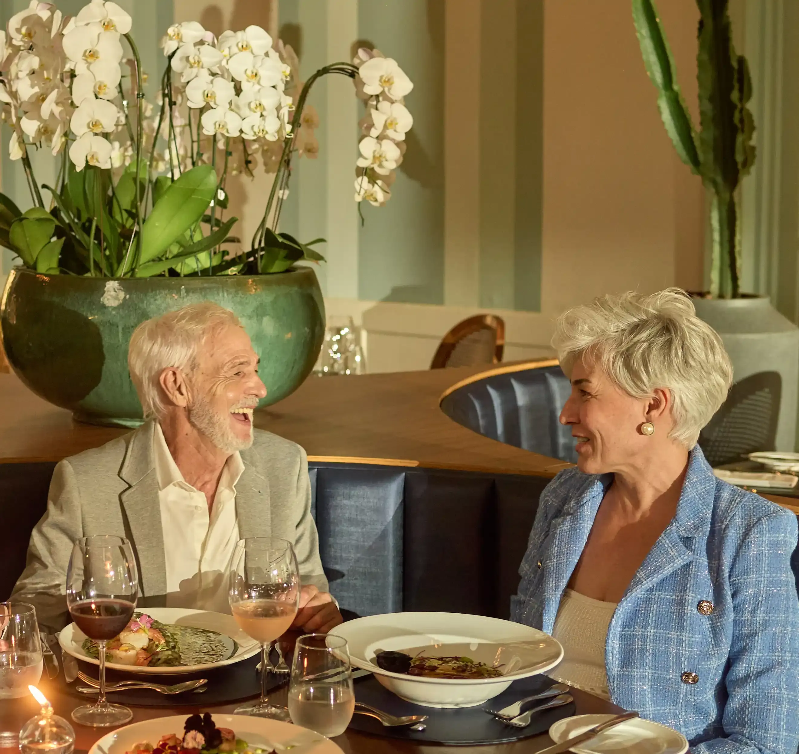 casal se divertindo durante a refeição com sorrisos no rosto