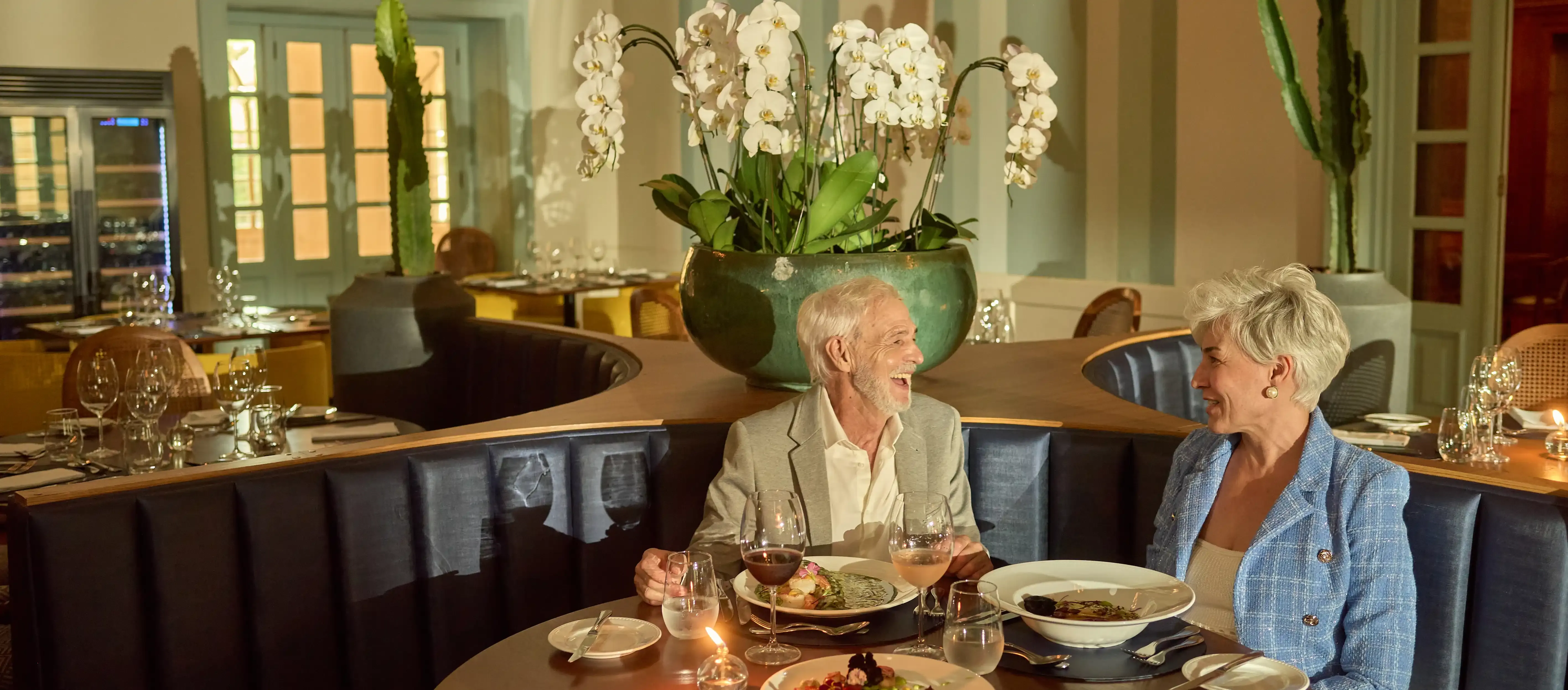 casal se divertindo durante a refeição com sorrisos no rosto