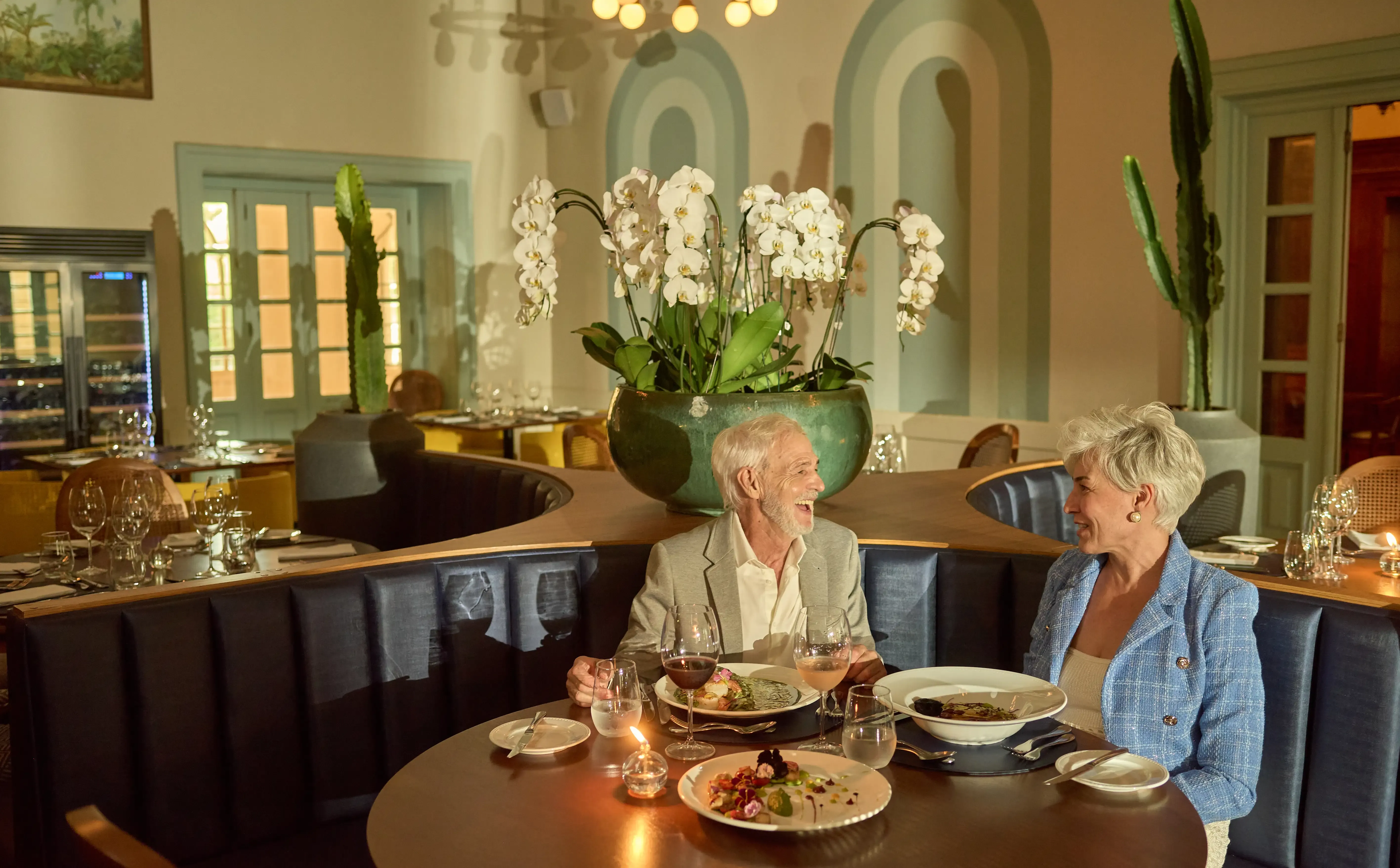 casal se divertindo durante a refeição com sorrisos no rosto