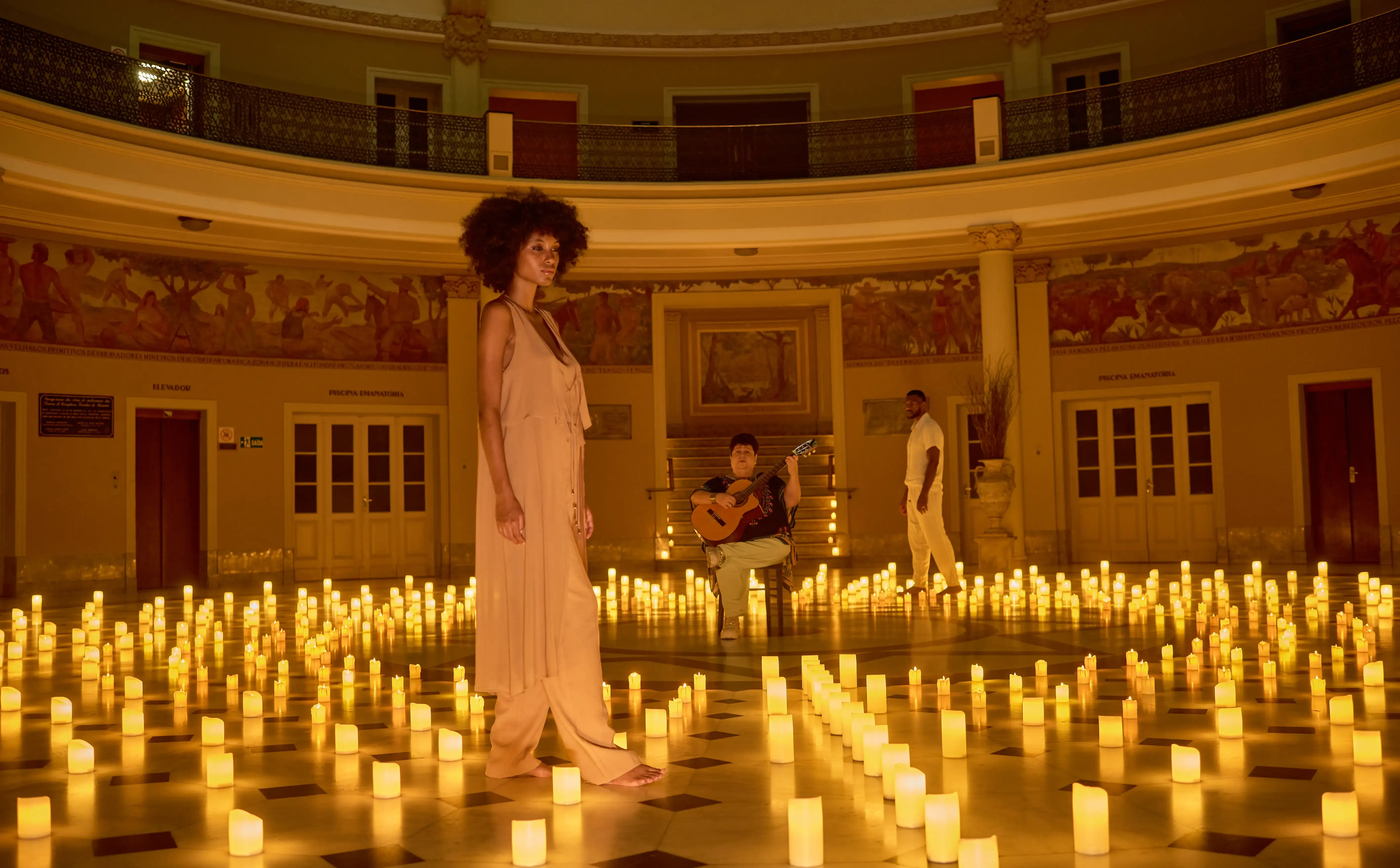 casal no labirinto de velas