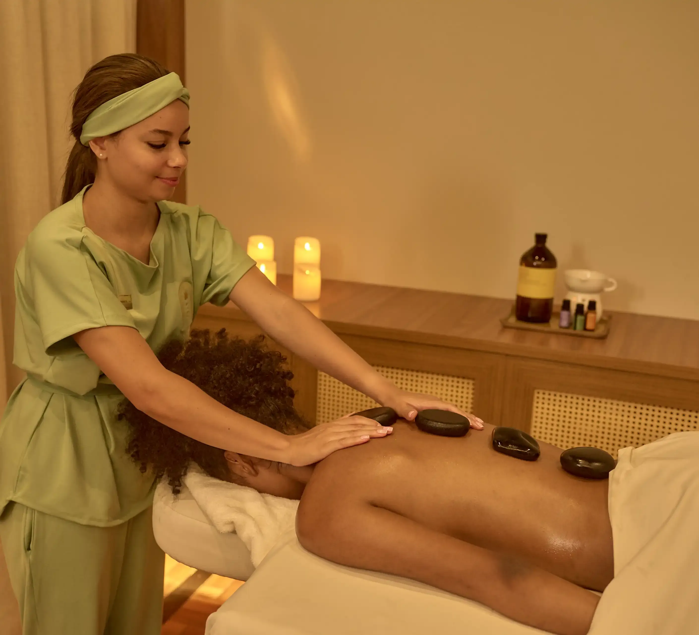 mulher fazendo massagem