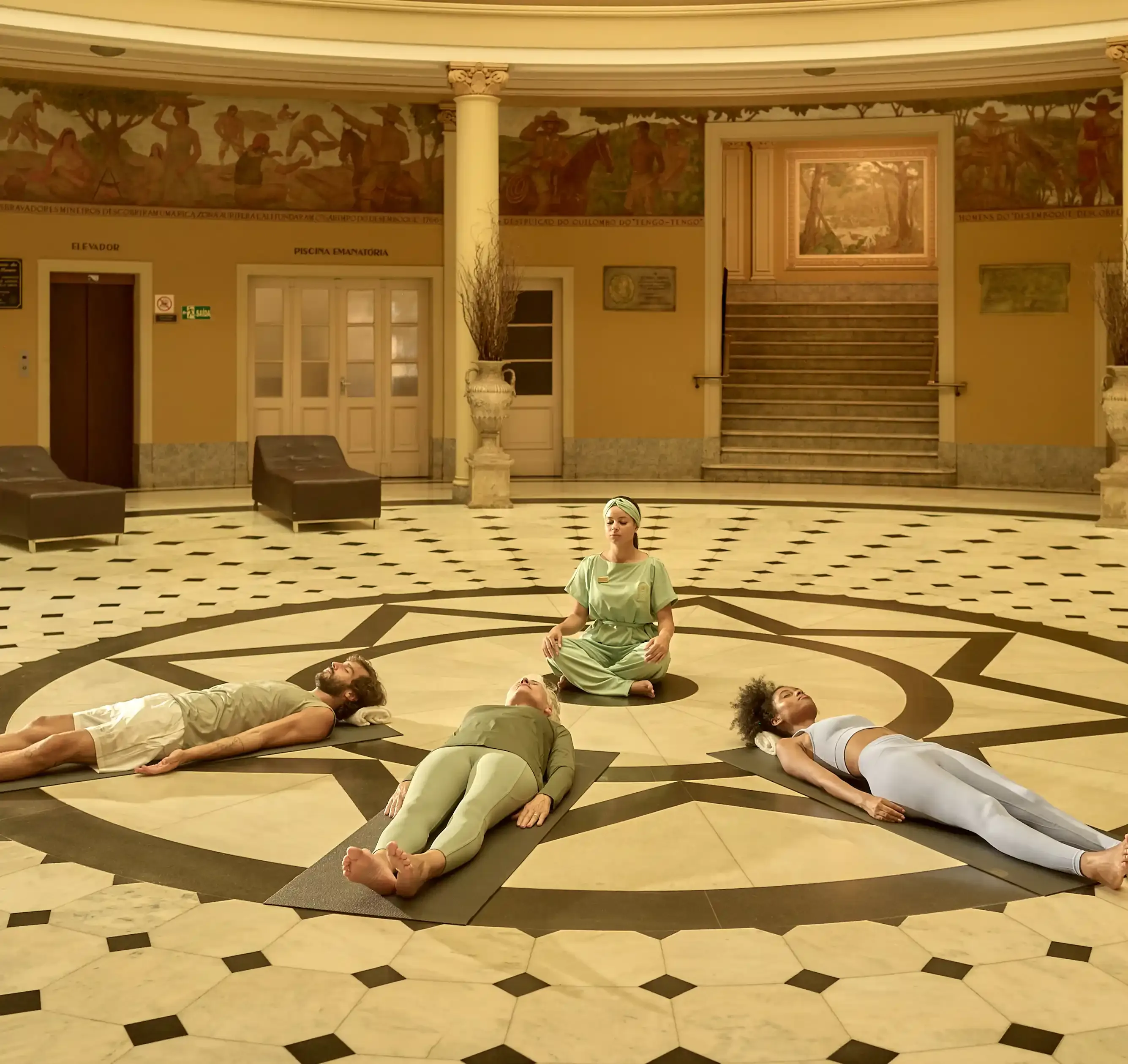 pessoas meditativas deitadas na mandala