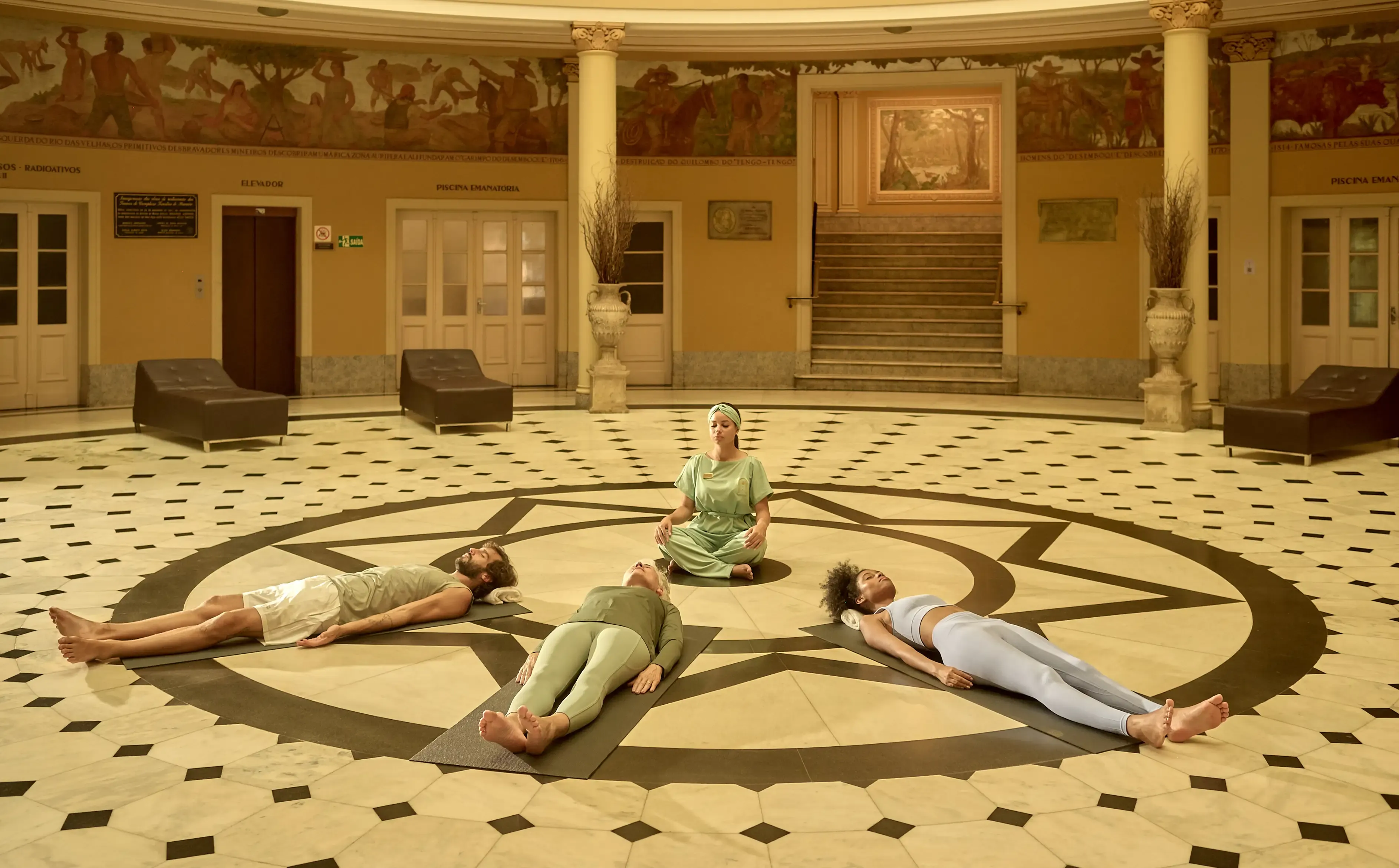 pessoas meditativas deitadas na mandala