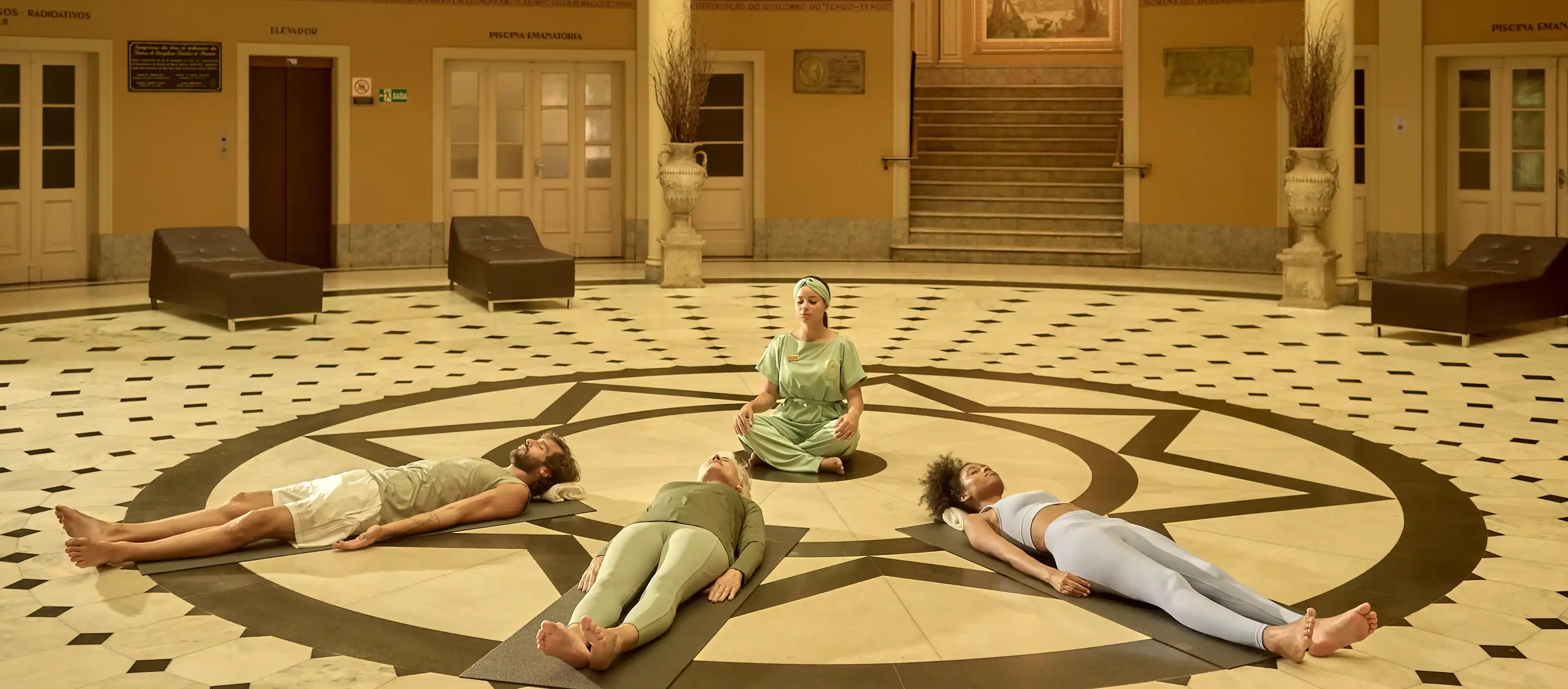 pessoas meditativas deitadas na mandala