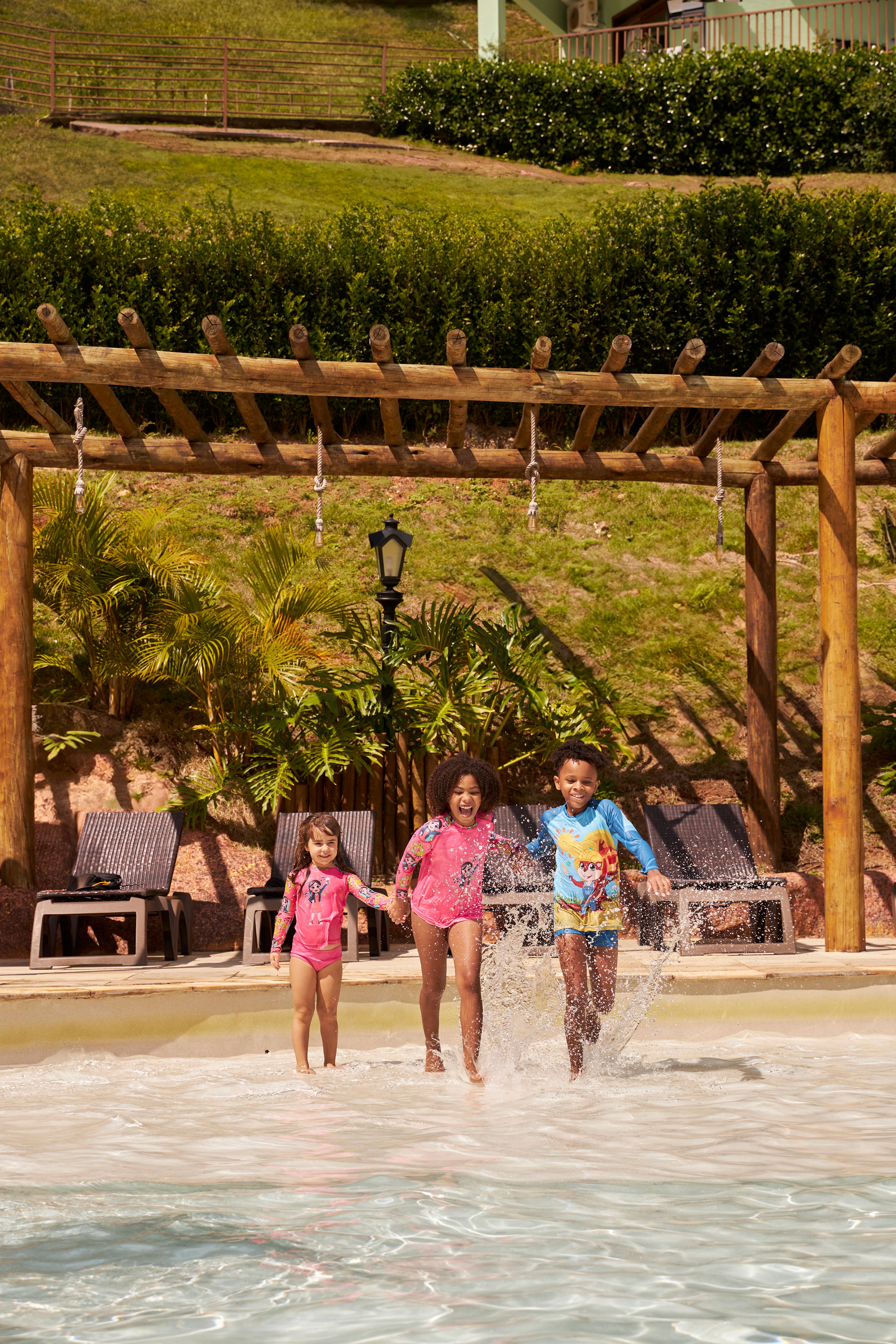 crianças nas piscinas