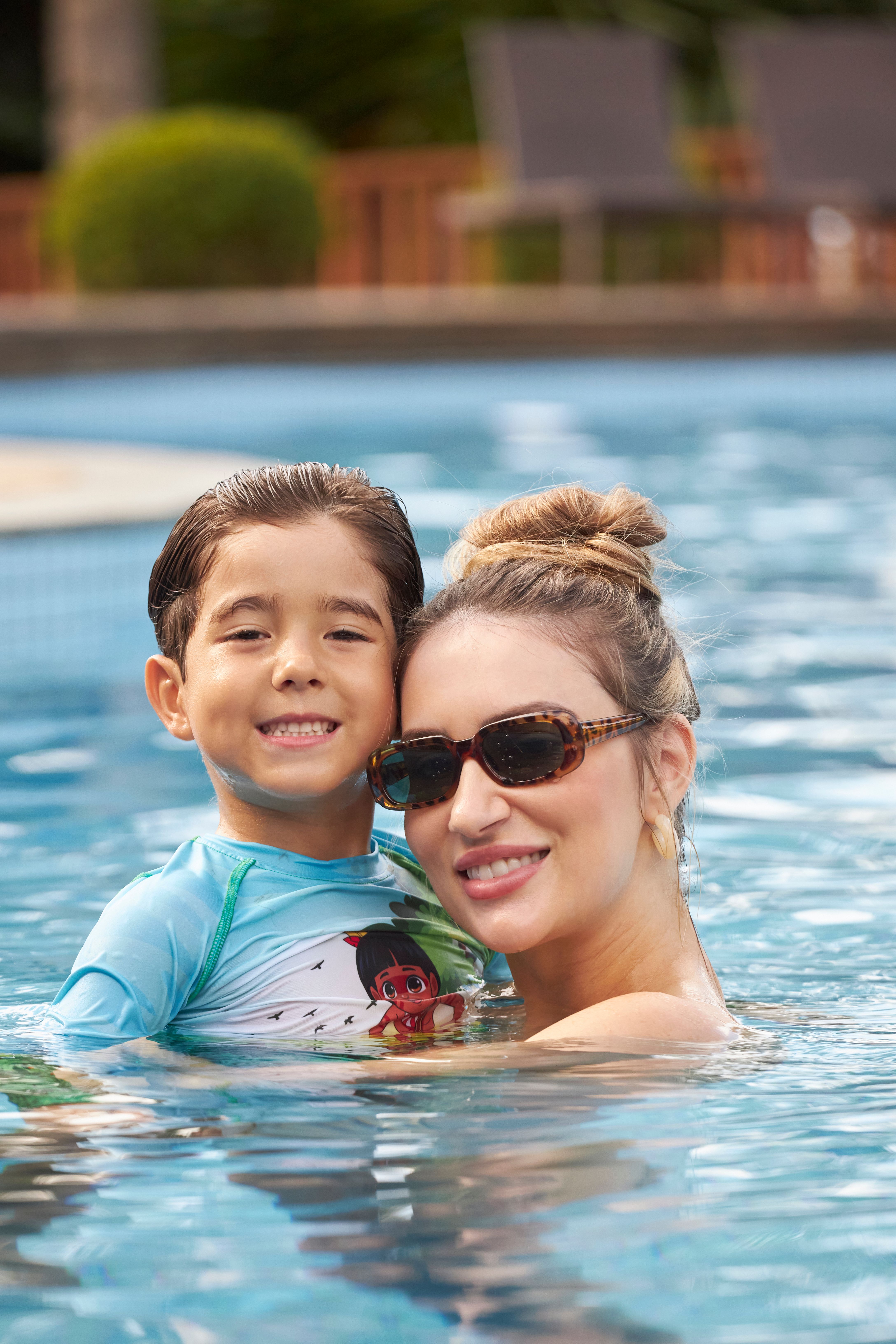 mãe e filho na piscina