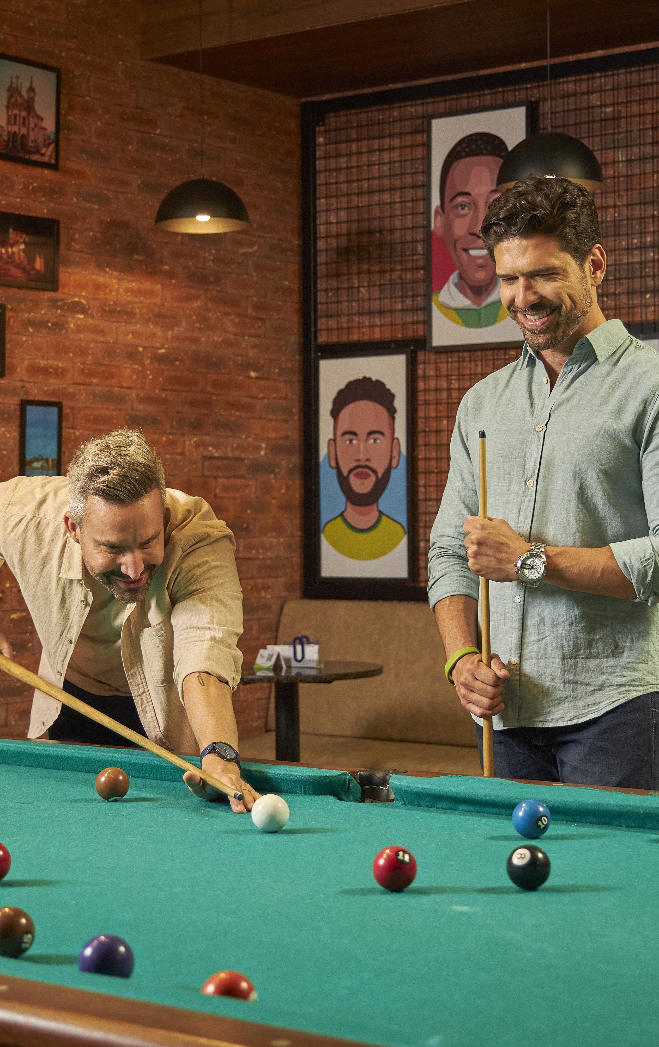 homens jogando sinuca