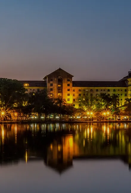 imagem do hotel ao anoitecer