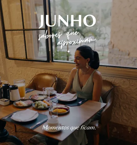 mulher com café da tarde a mesa