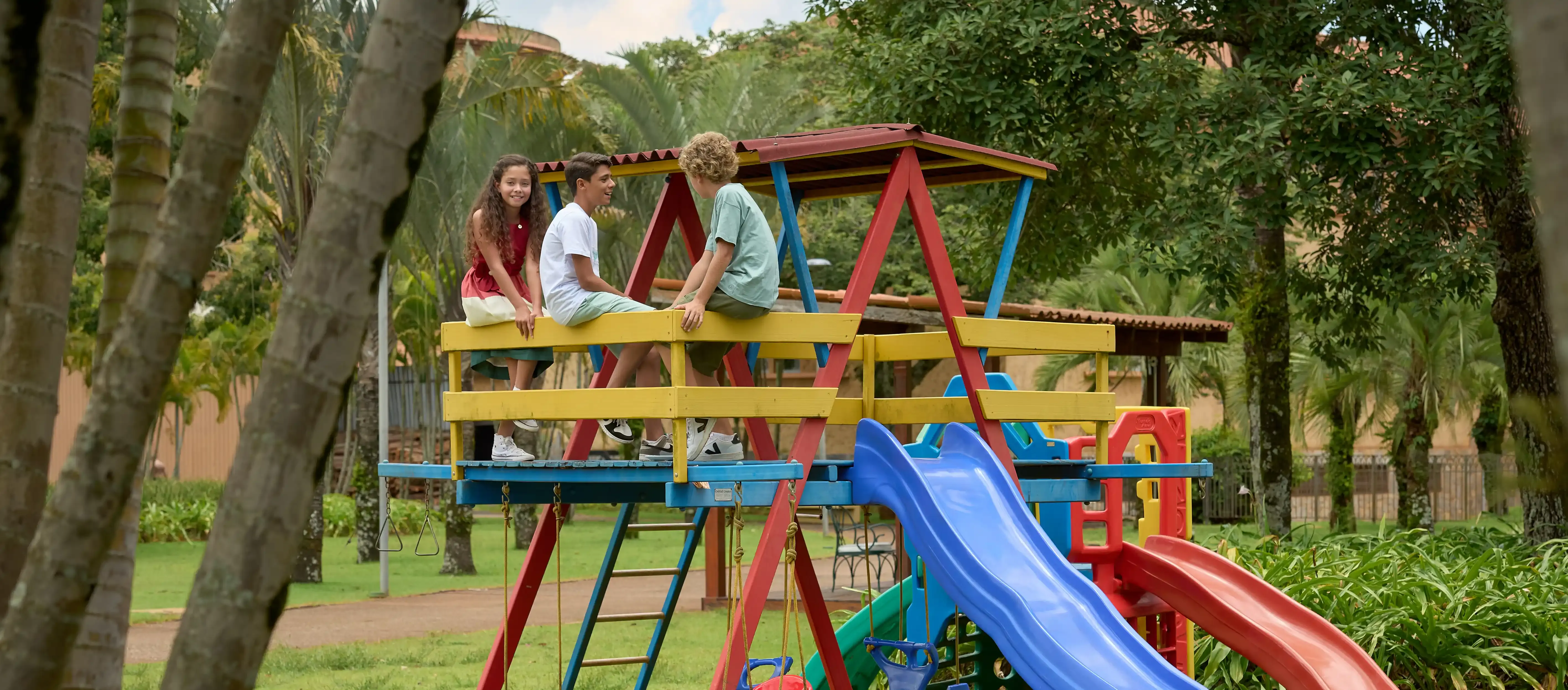 crianças brincando no parquinho