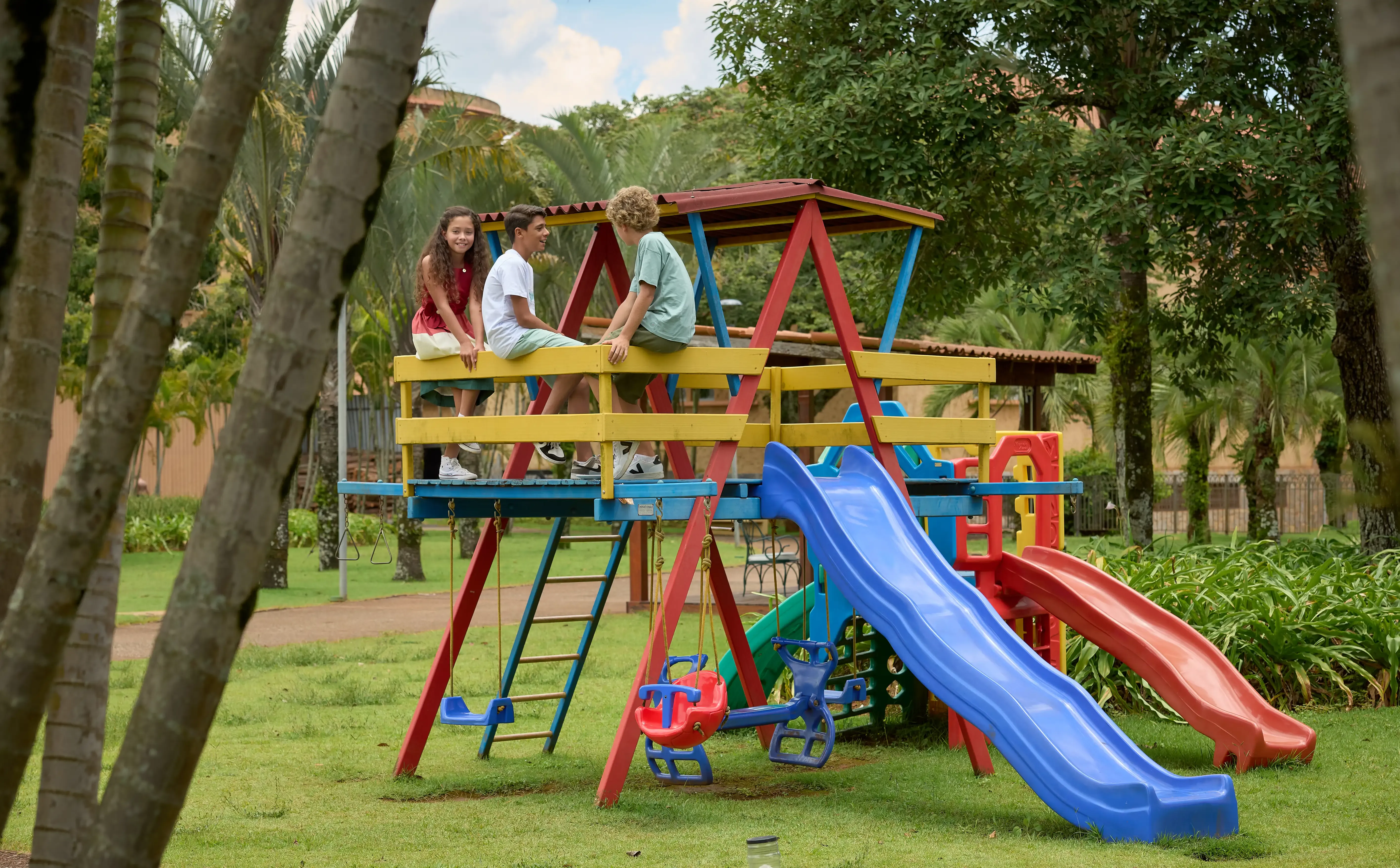 crianças brincando no parquinho