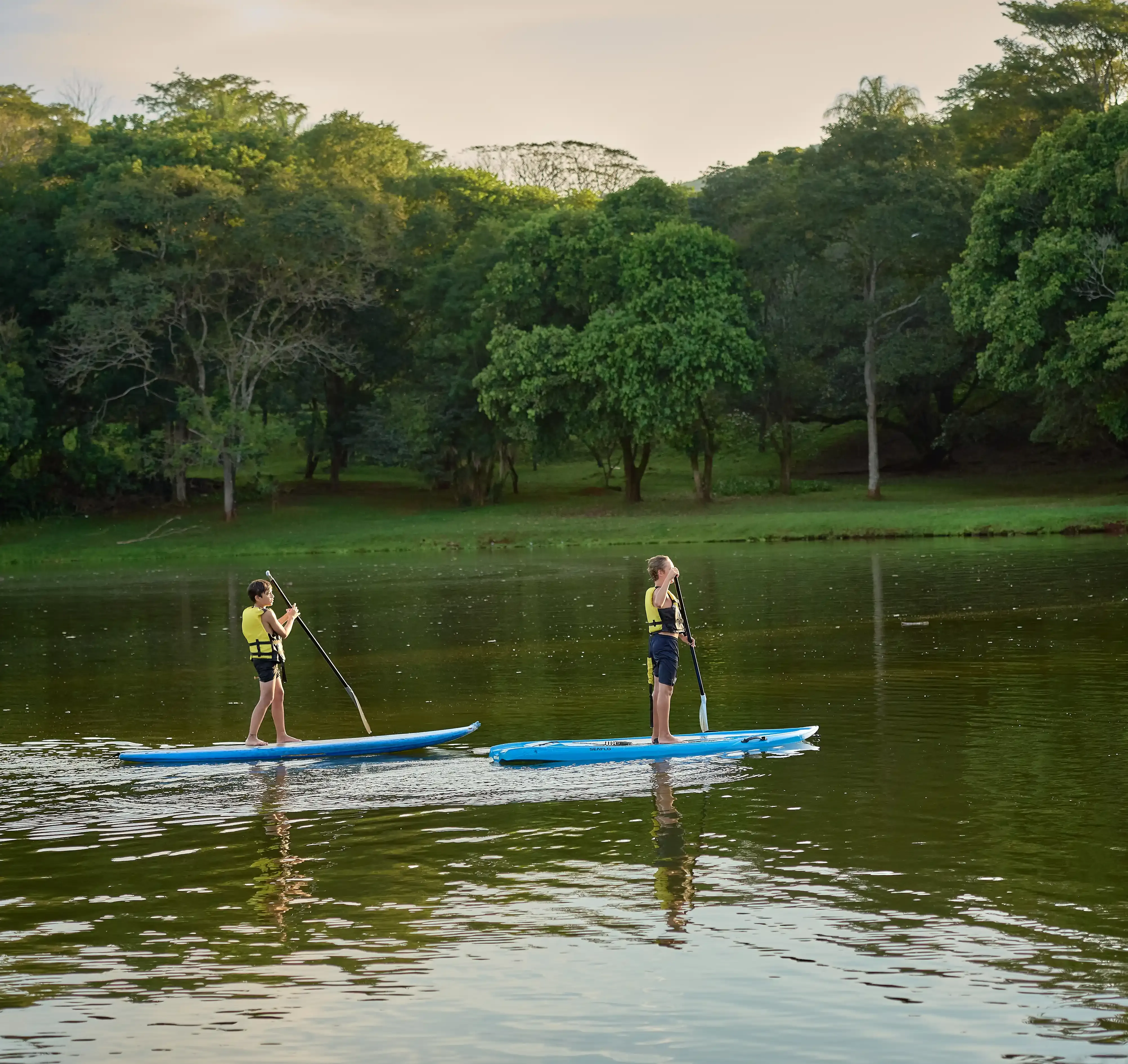 casal praticando stand up paddle