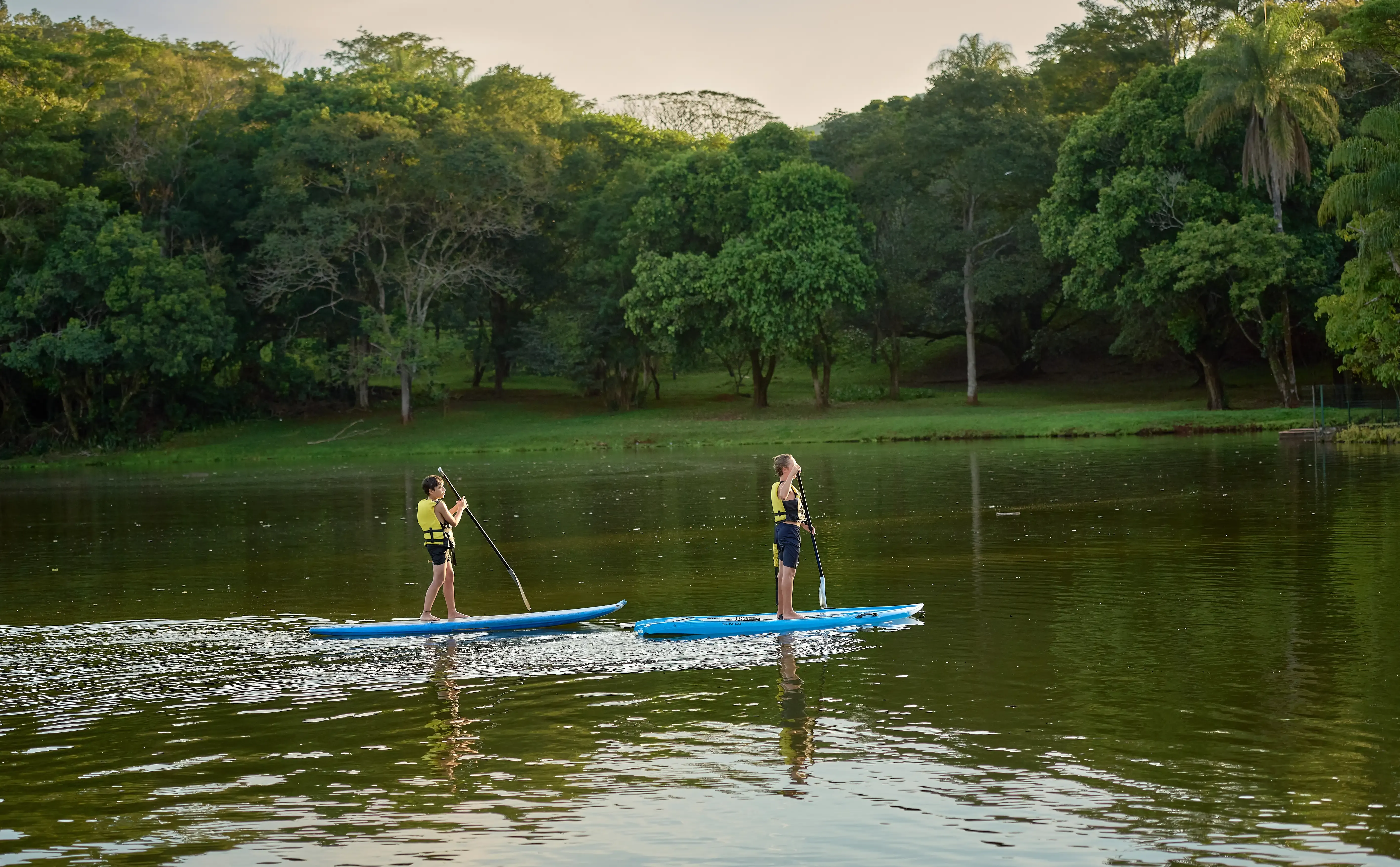 casal praticando stand up paddle