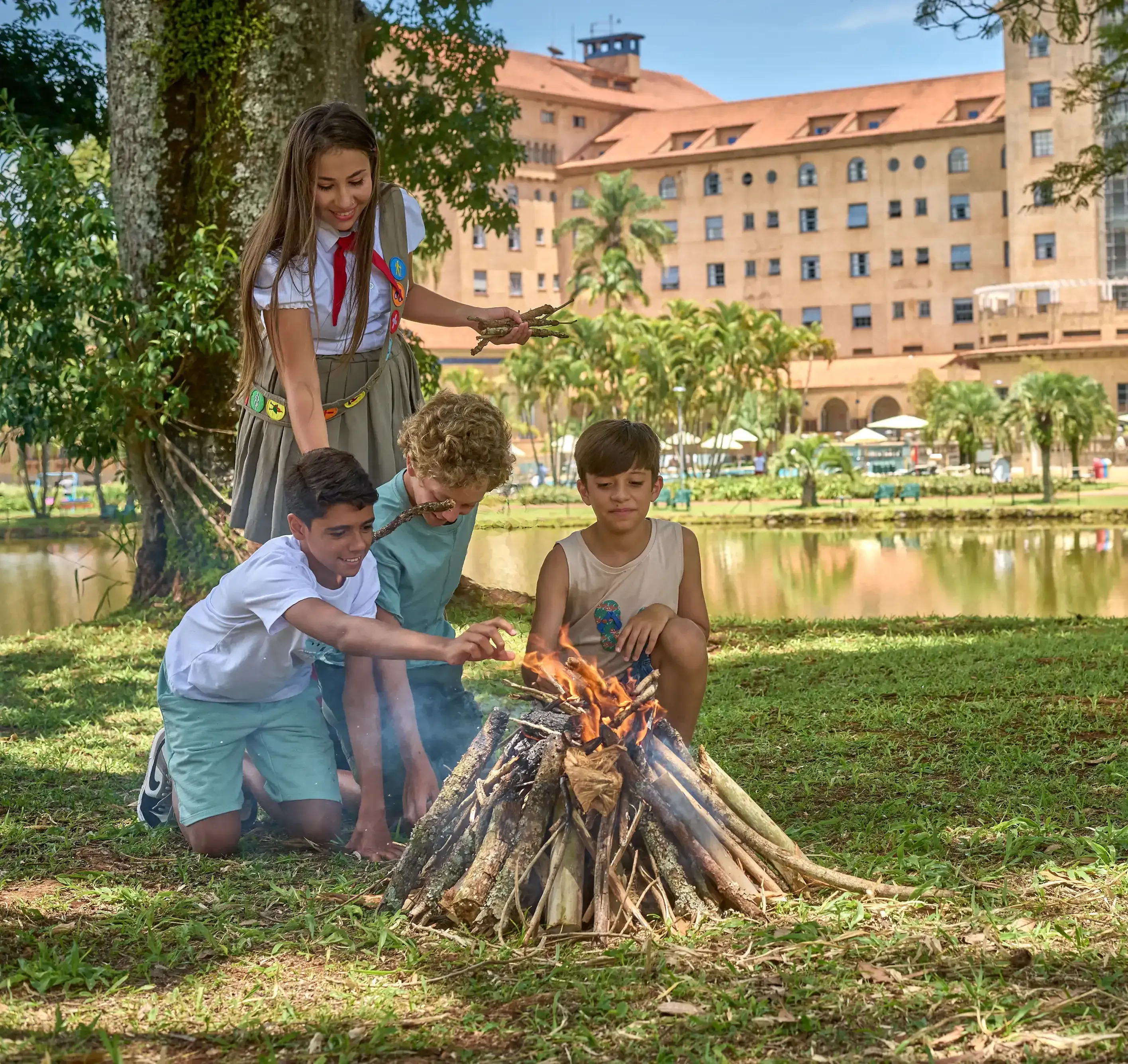 crianças brincando fogueira