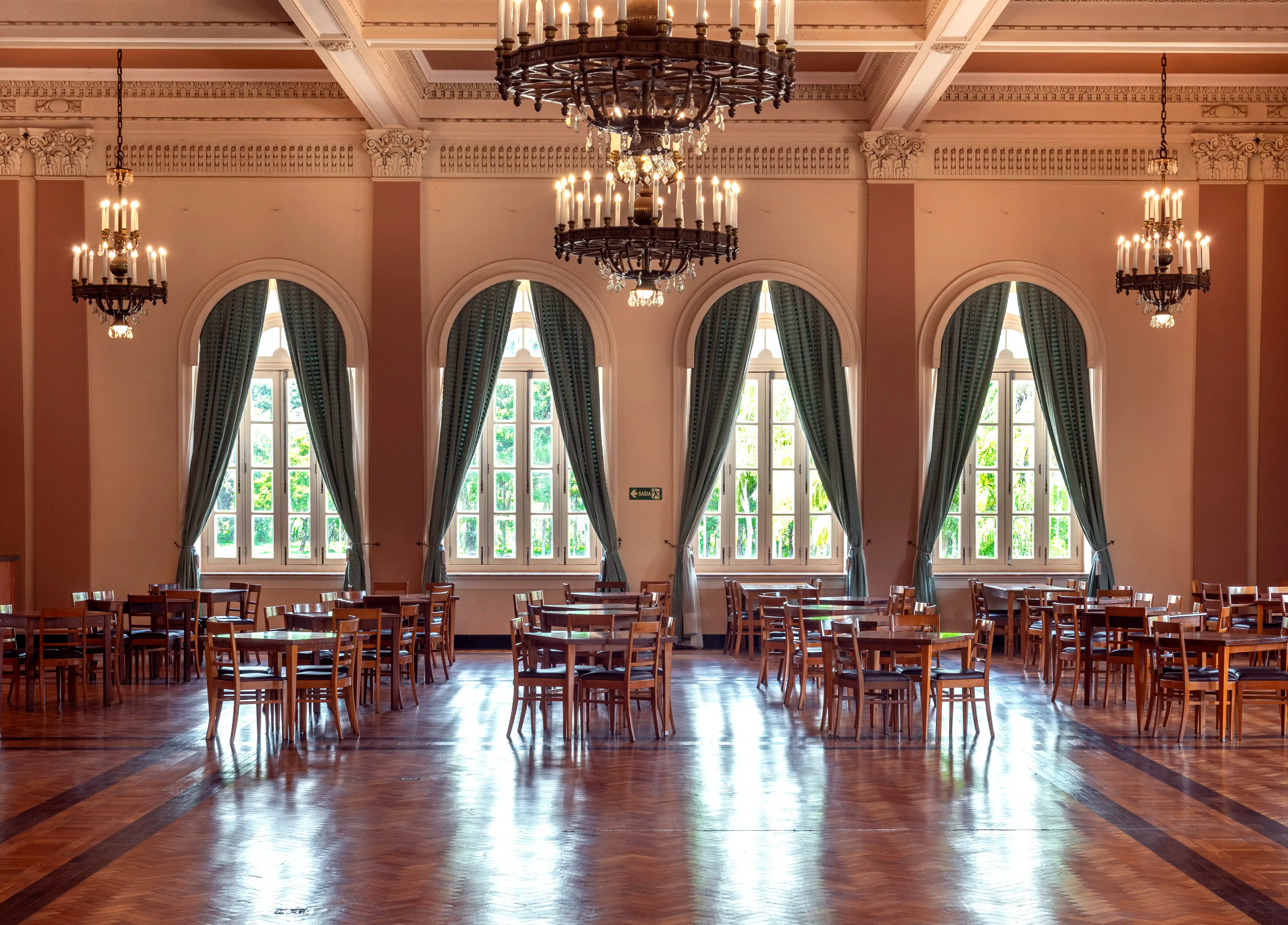 visão das janelas e lustre 