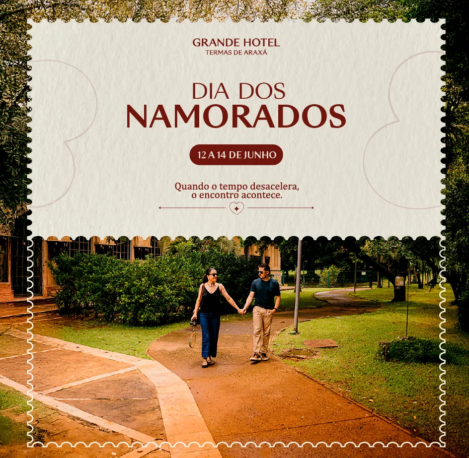 casal andando de mãos dadas