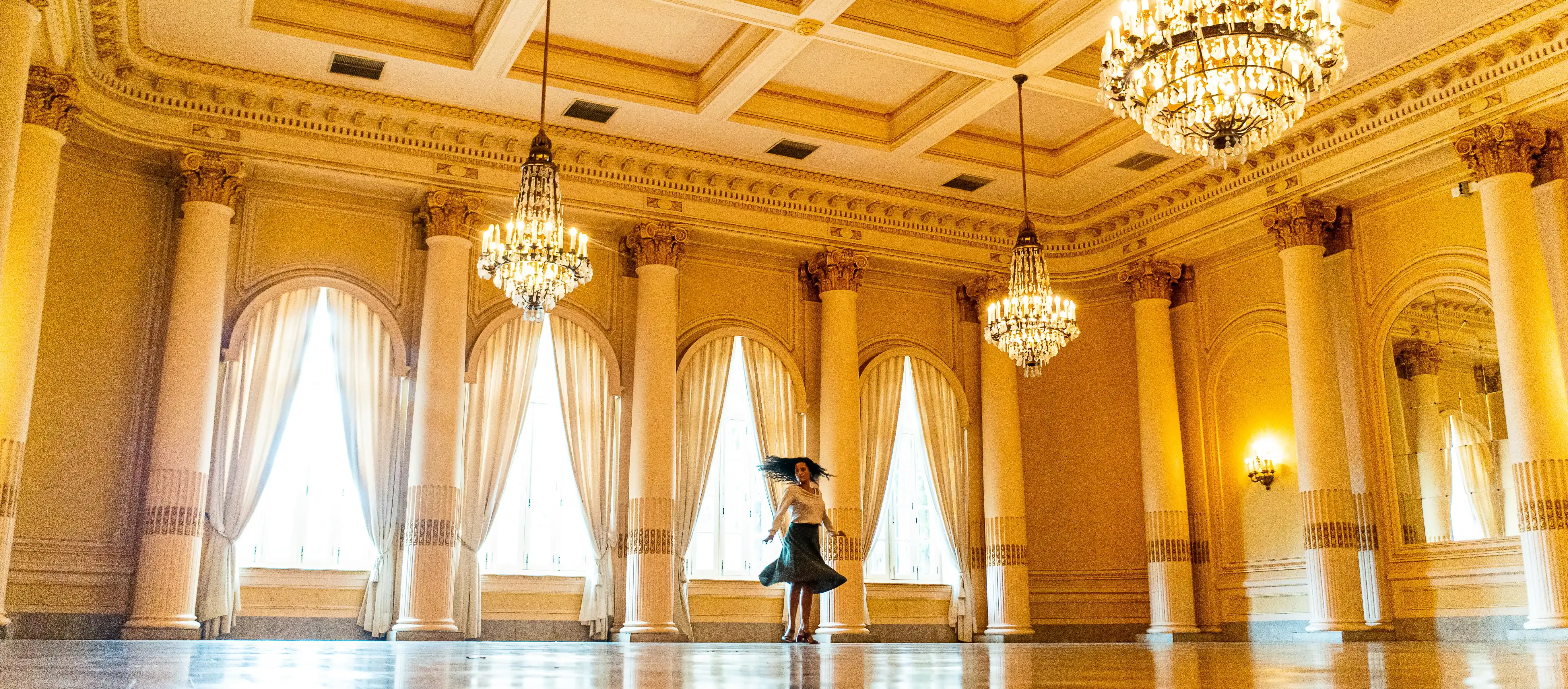 vista interna salão com moça dançando