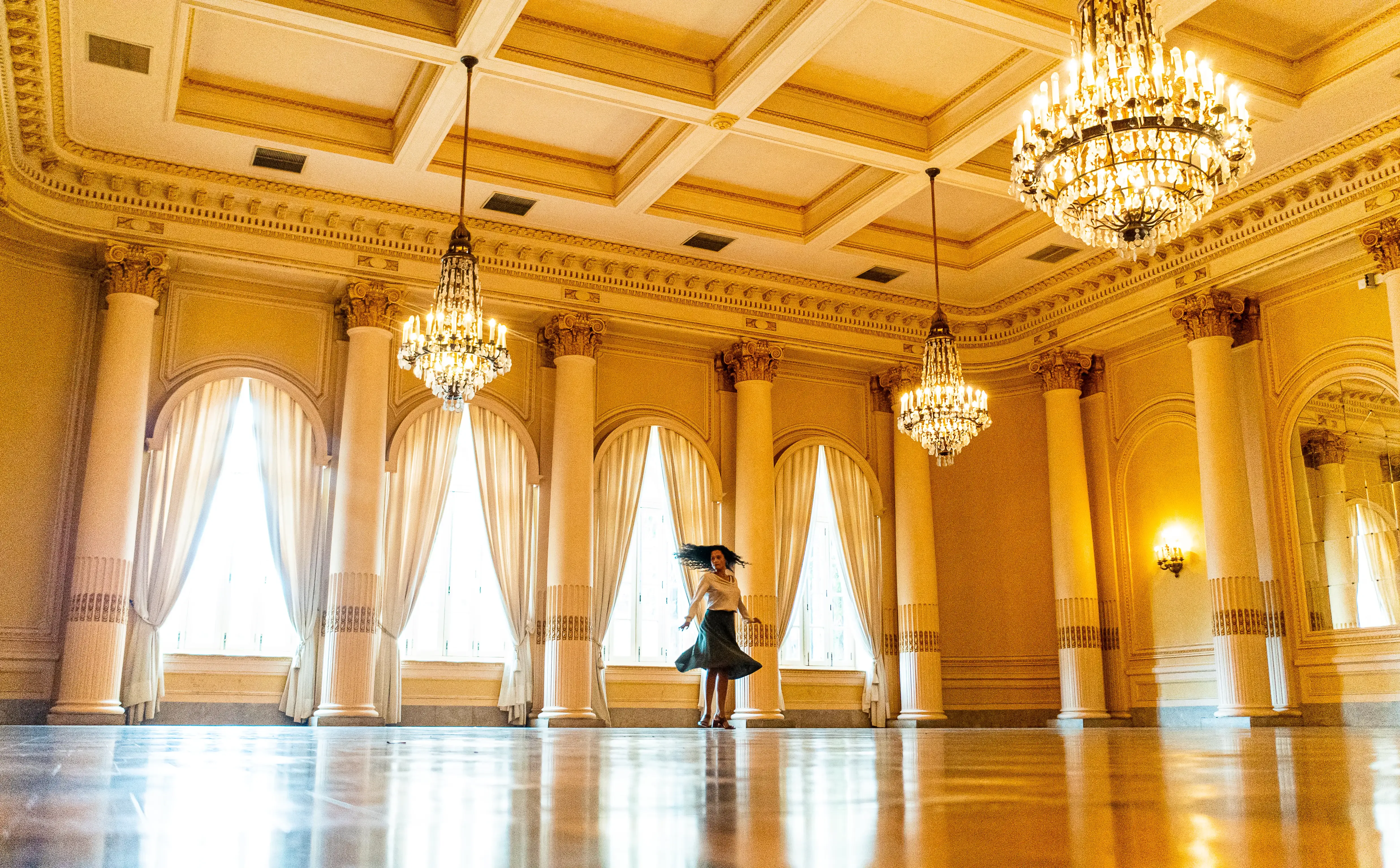 vista interna salão com moça dançando