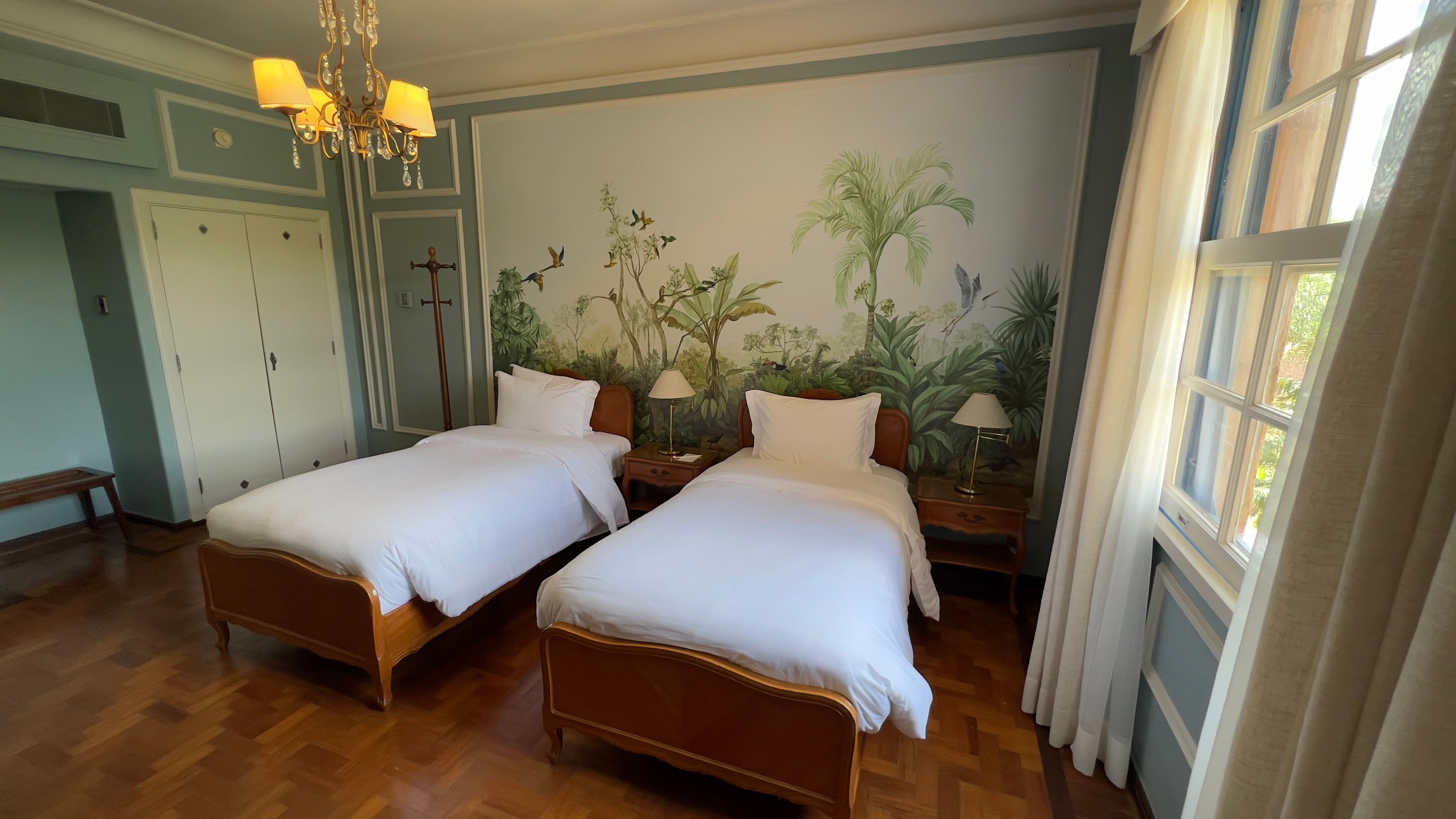 camas de solteiro quarto hotel