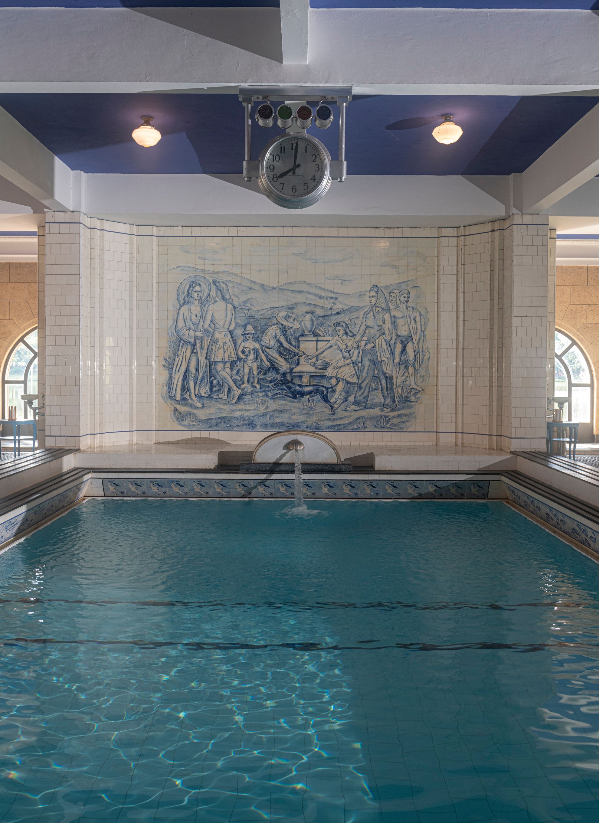área da piscina interna das termas