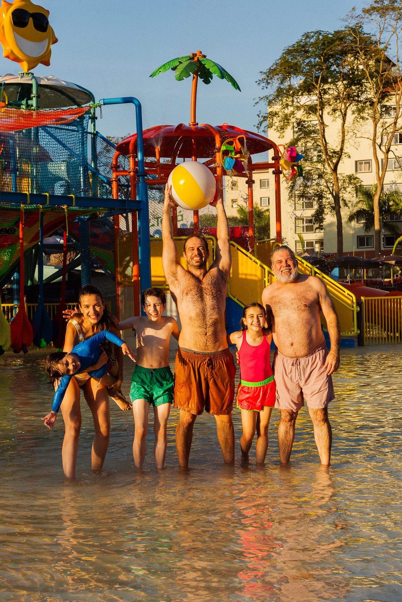 familia na piscina