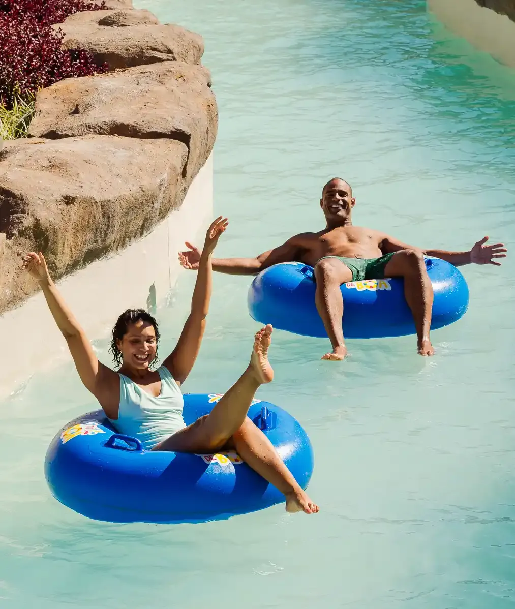 família se divertindo na piscina