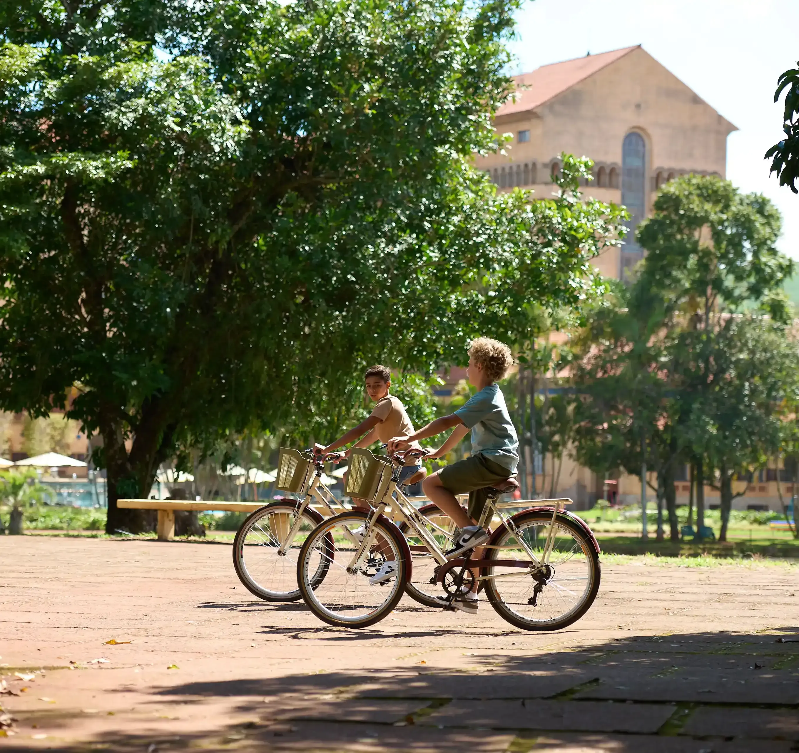crinaças andando de bicicleta