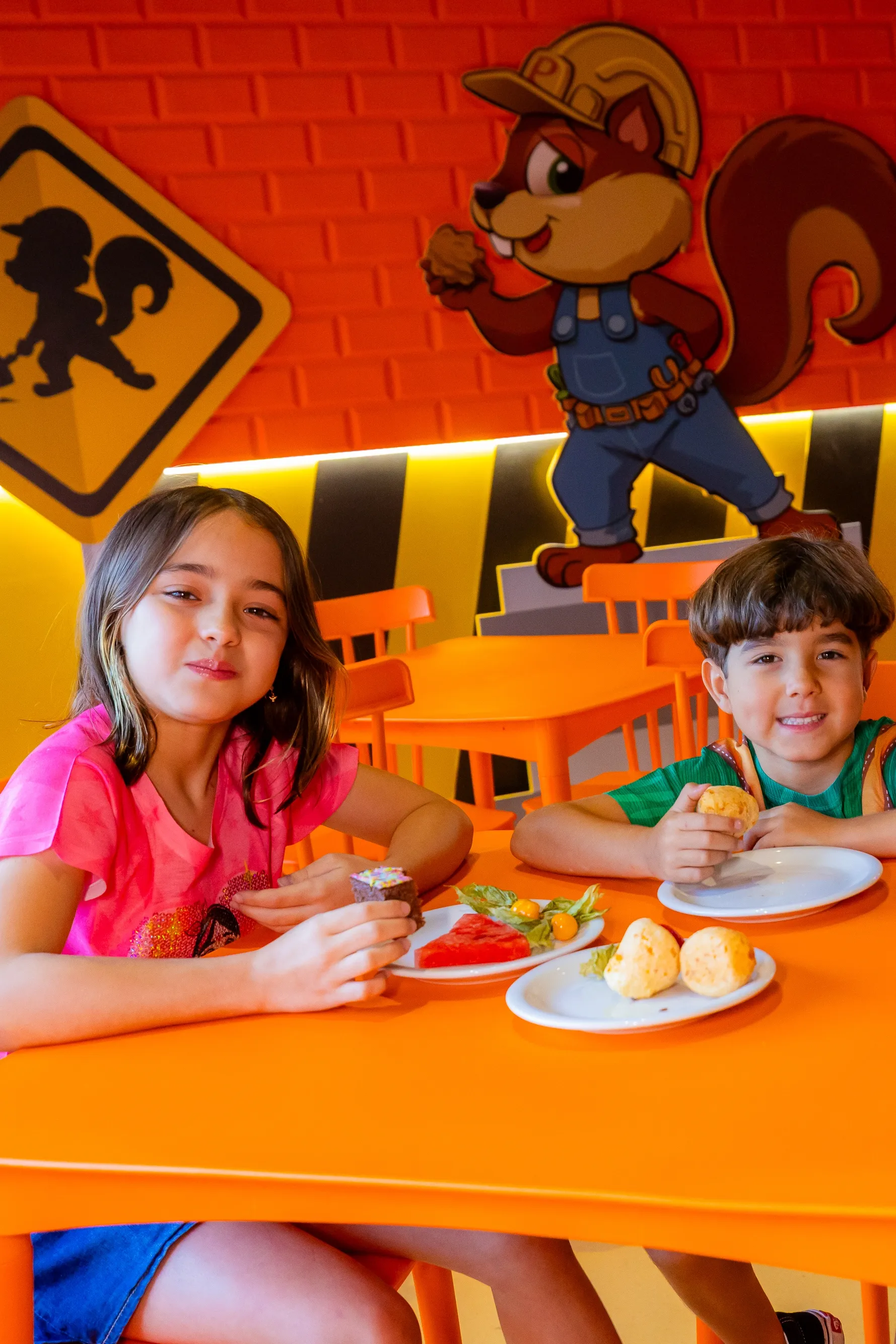 criança comendo no Restaualegres