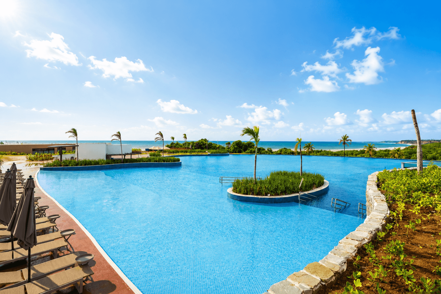 imagem piscina borda infinita