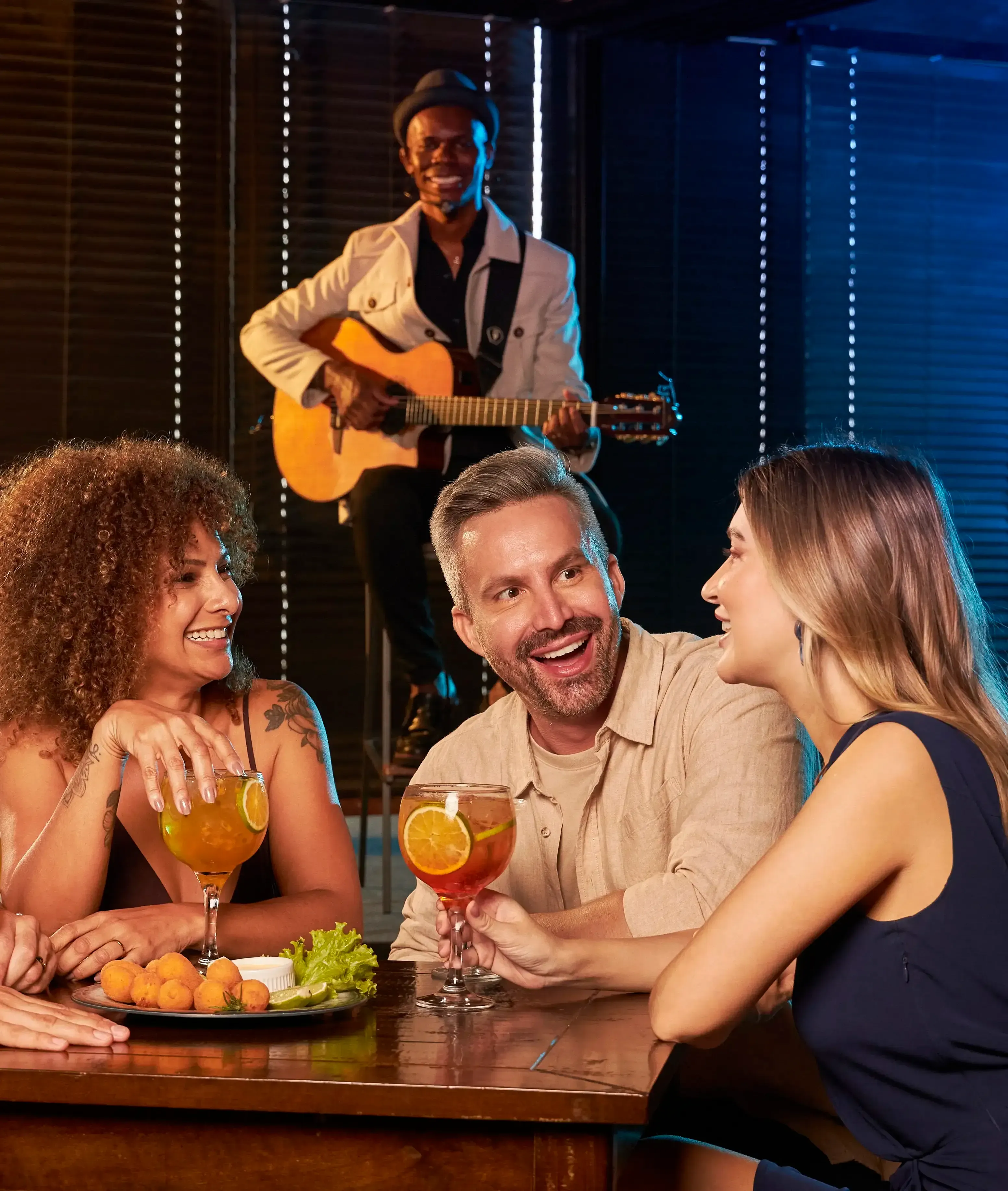 amigos curtindo música ao vivo no bar