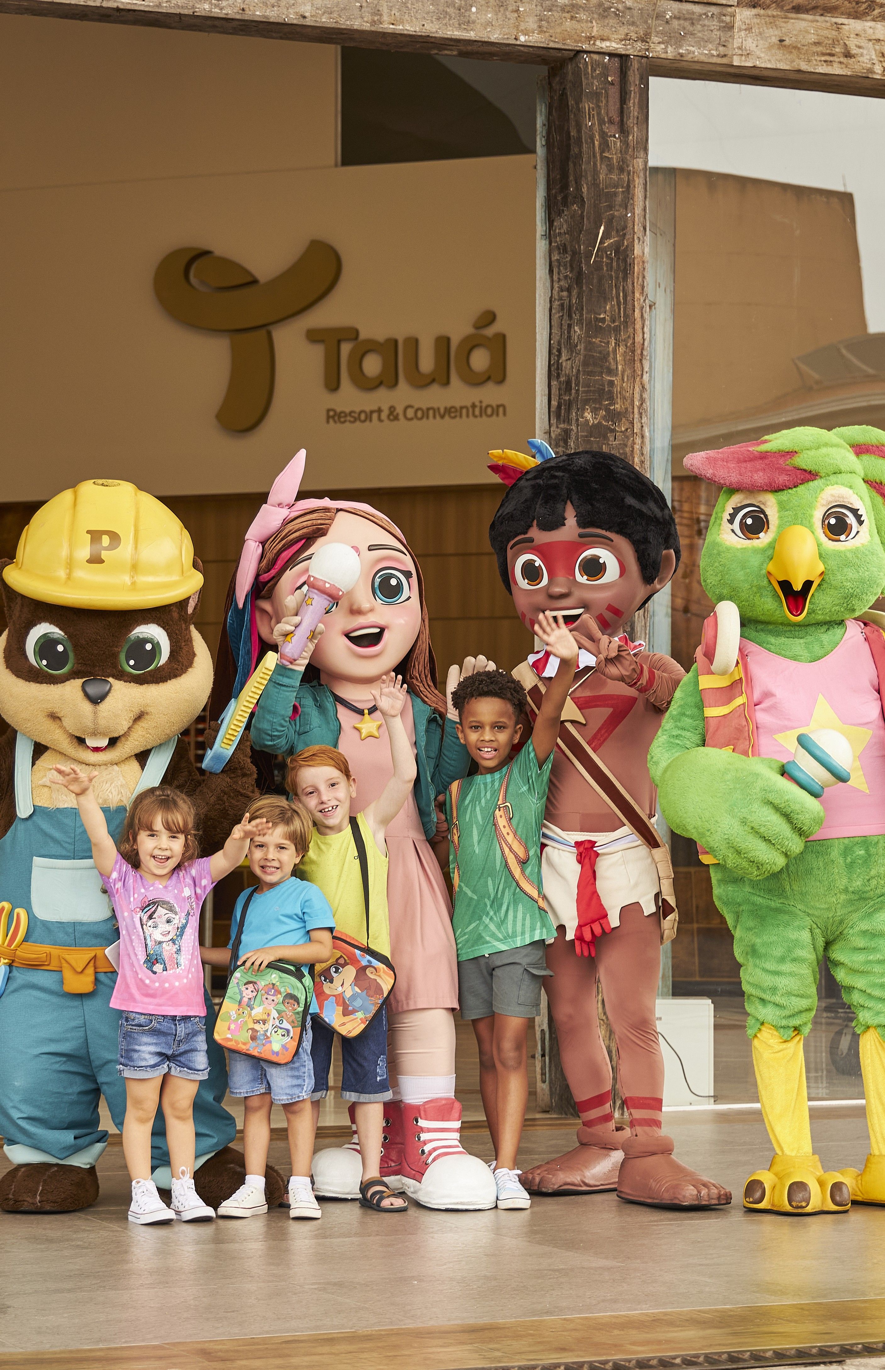crianças reunidas com os amigos Taualegres