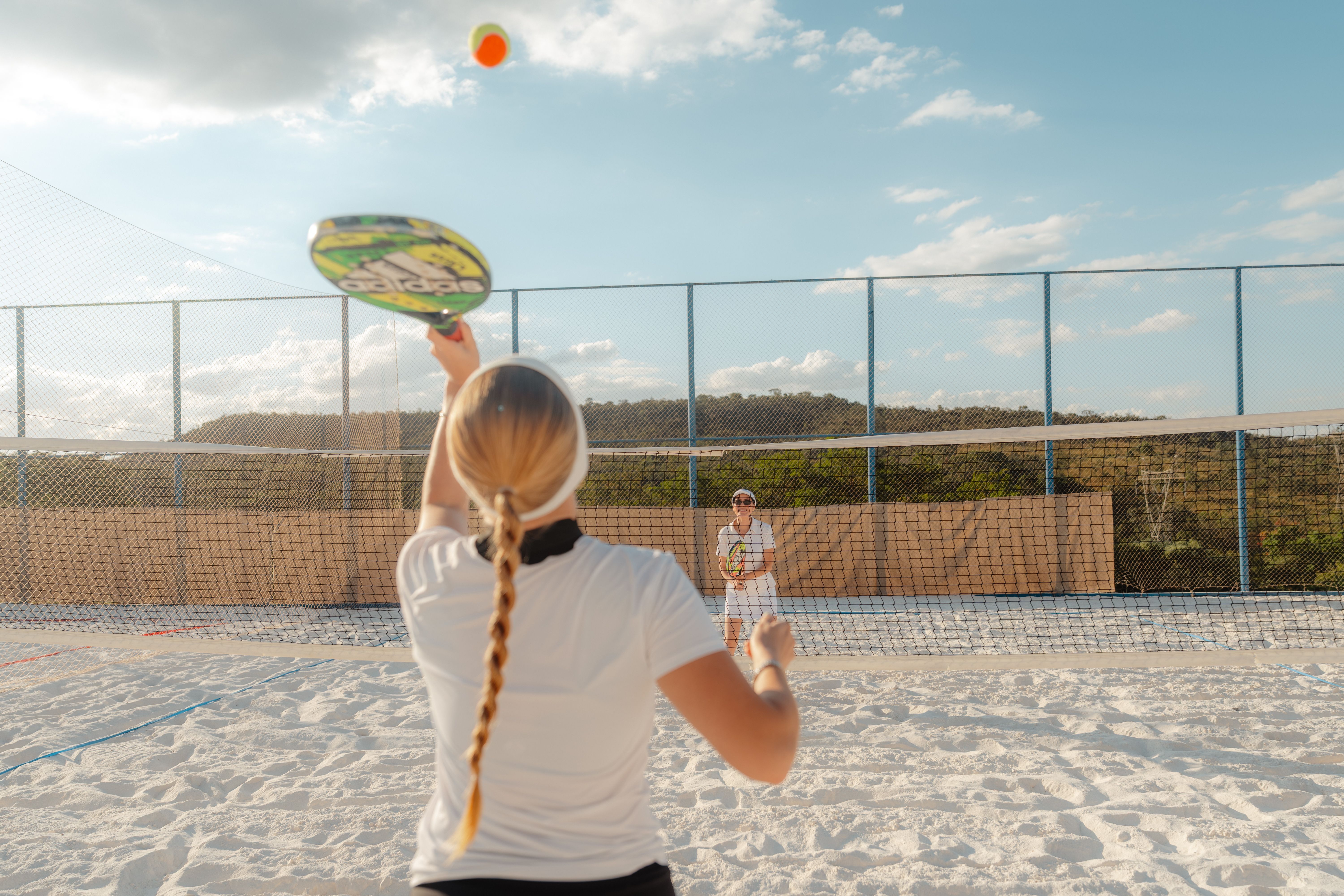mulheres jogando beach tennis