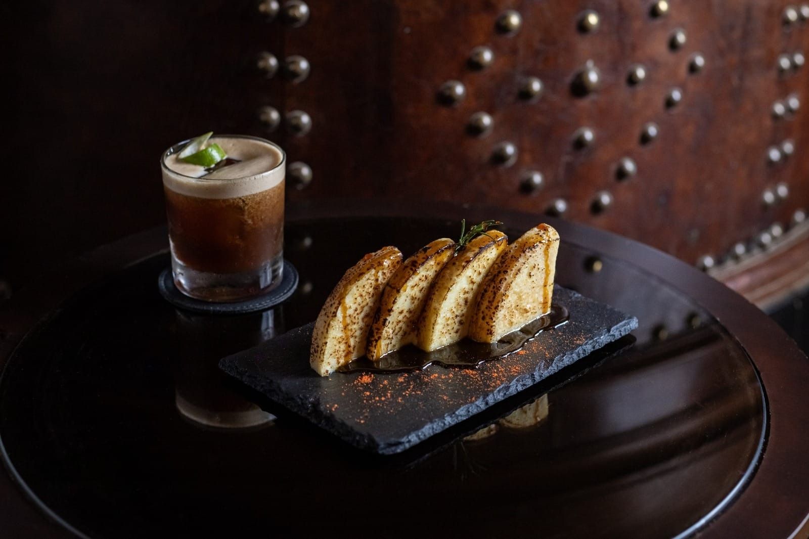 imagem de um prato de comida com drink especial