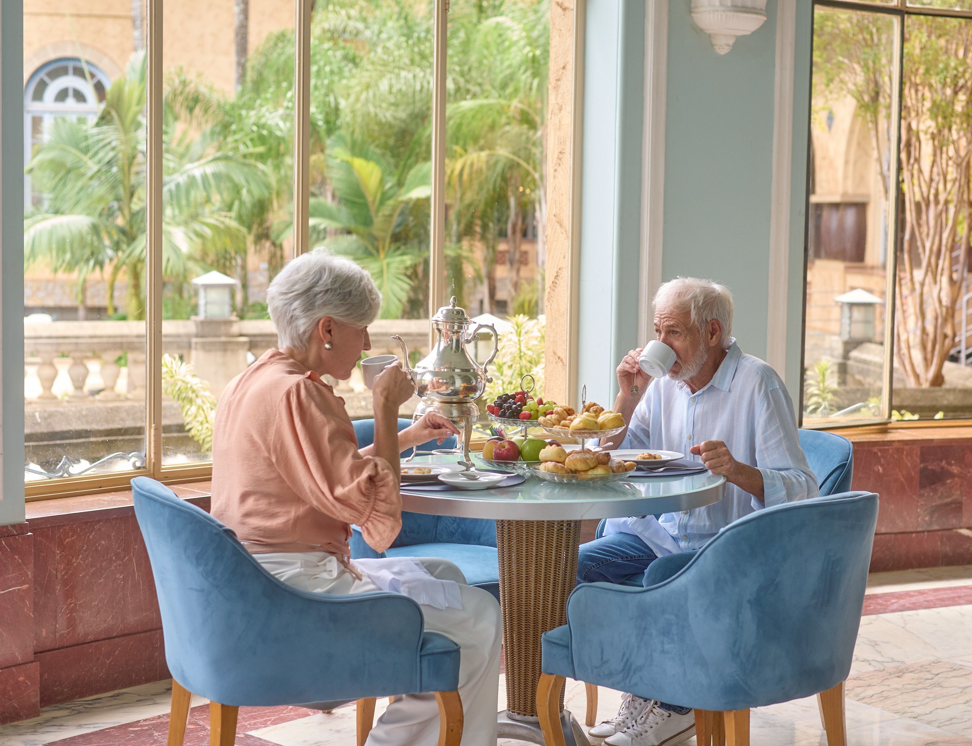 casa tomando chá da tarde